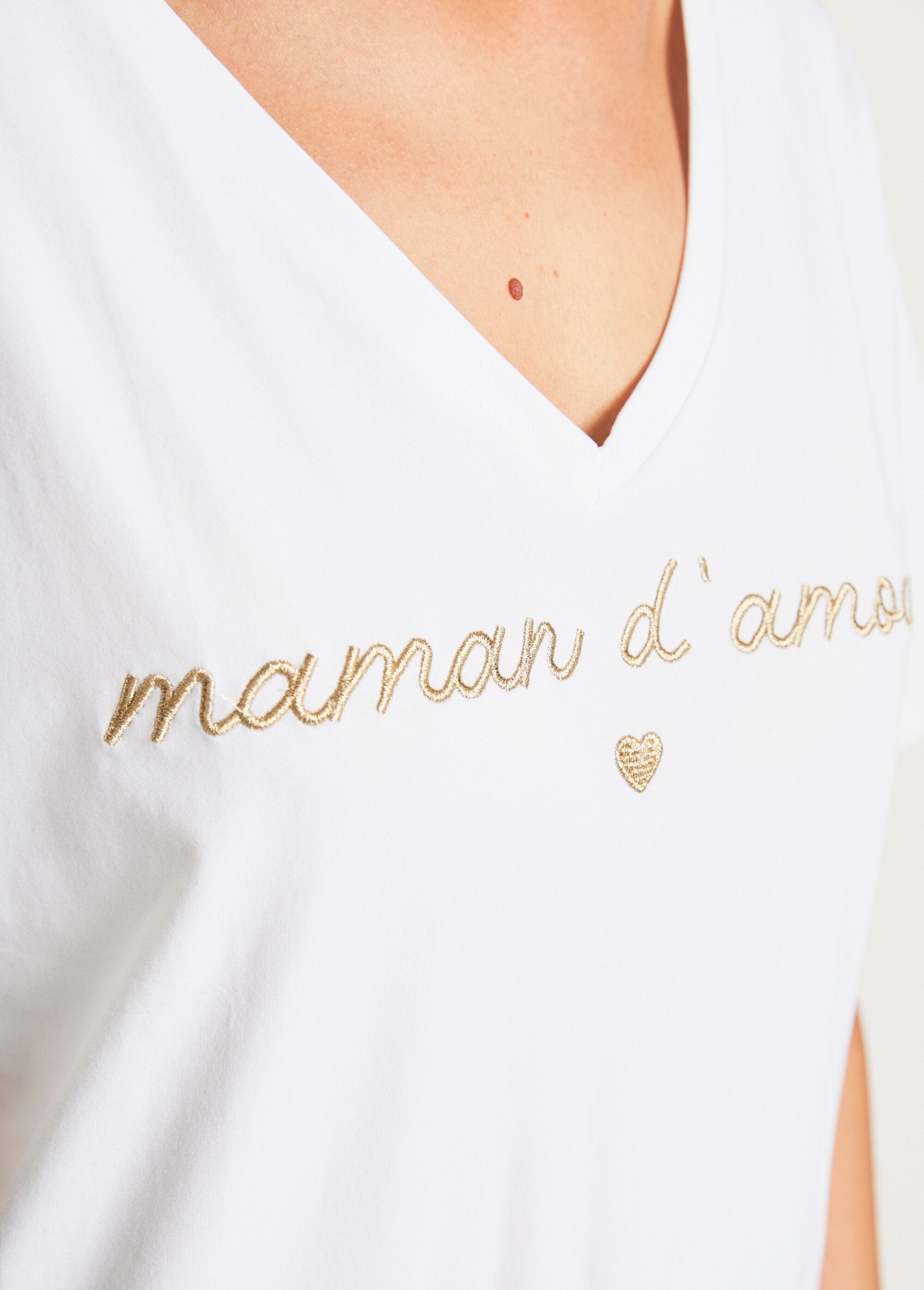 T-shirt_con_scollo_a_V_e_messaggio_ricamato_Blanc_DE3_slim