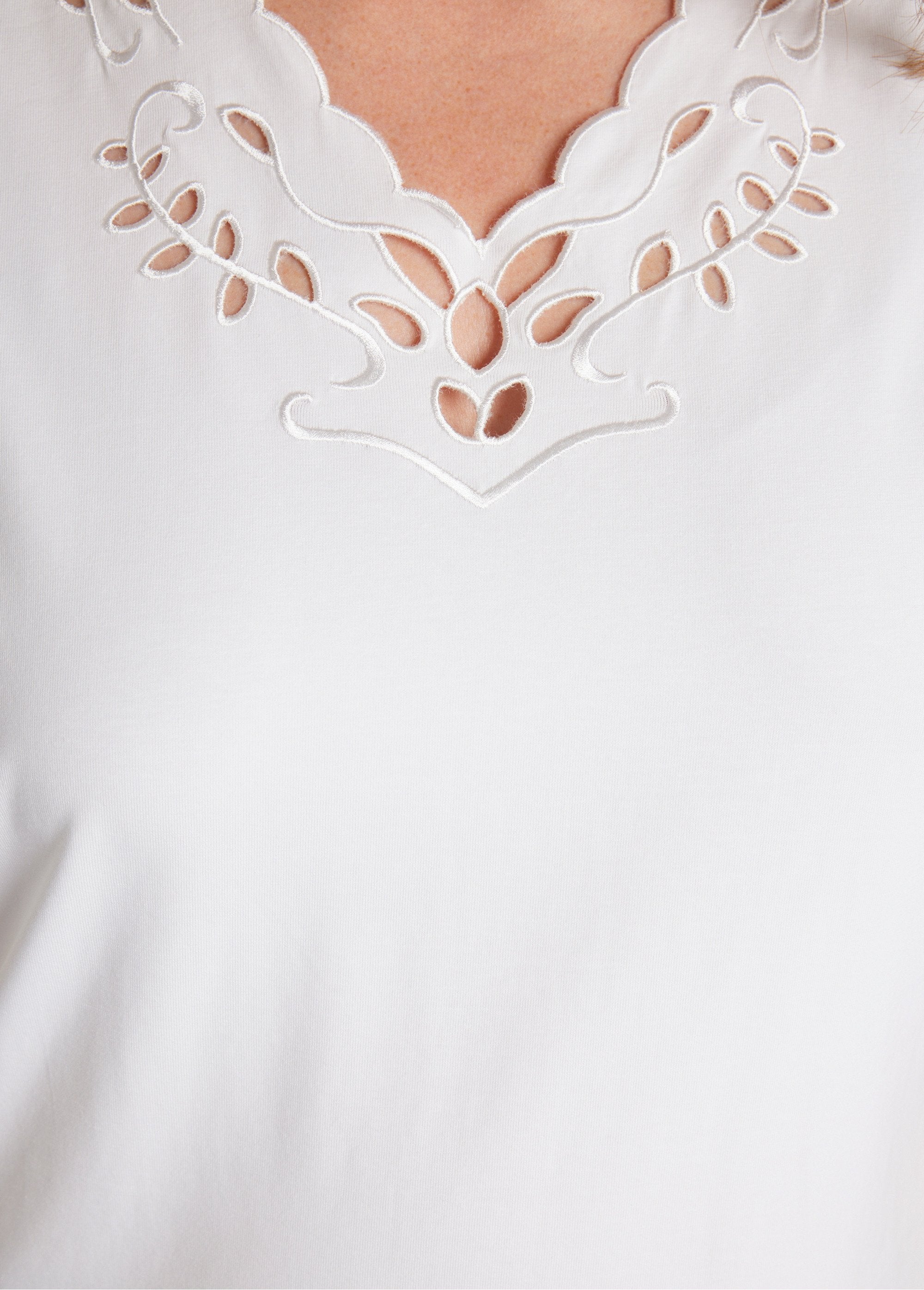 T-shirt_ricamata_con_scollo_a_V_Bianco_DE2_curvy