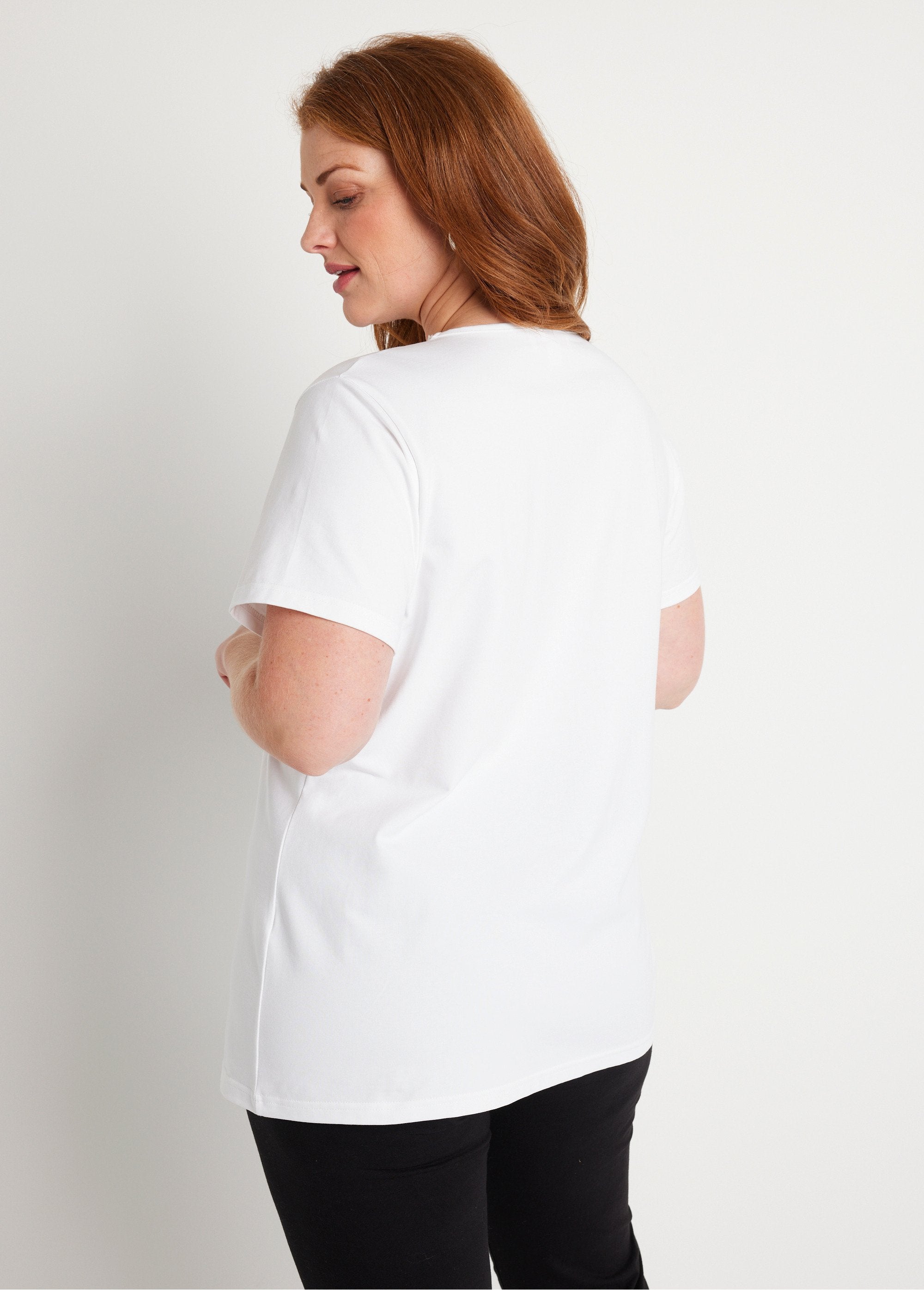 T-shirt_ricamata_con_scollo_a_V_Bianco_DO1_curvy