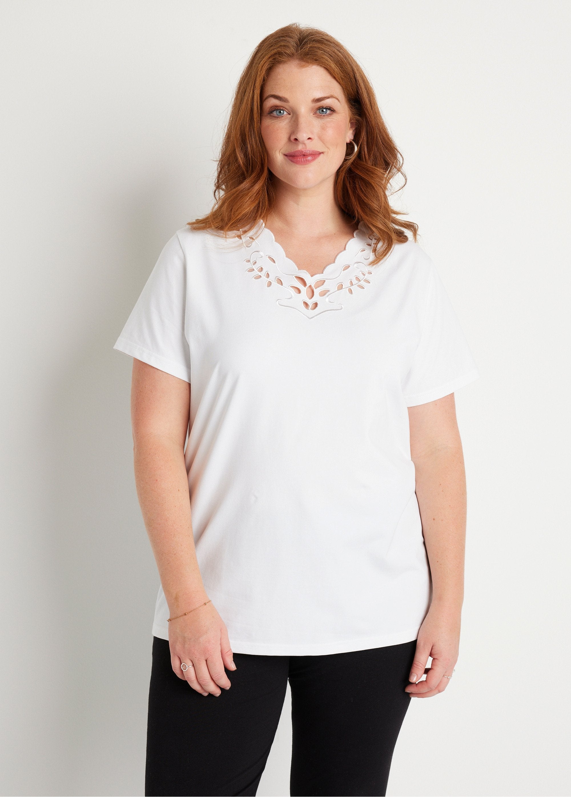 T-shirt_ricamata_con_scollo_a_V_Bianco_FA1_curvy