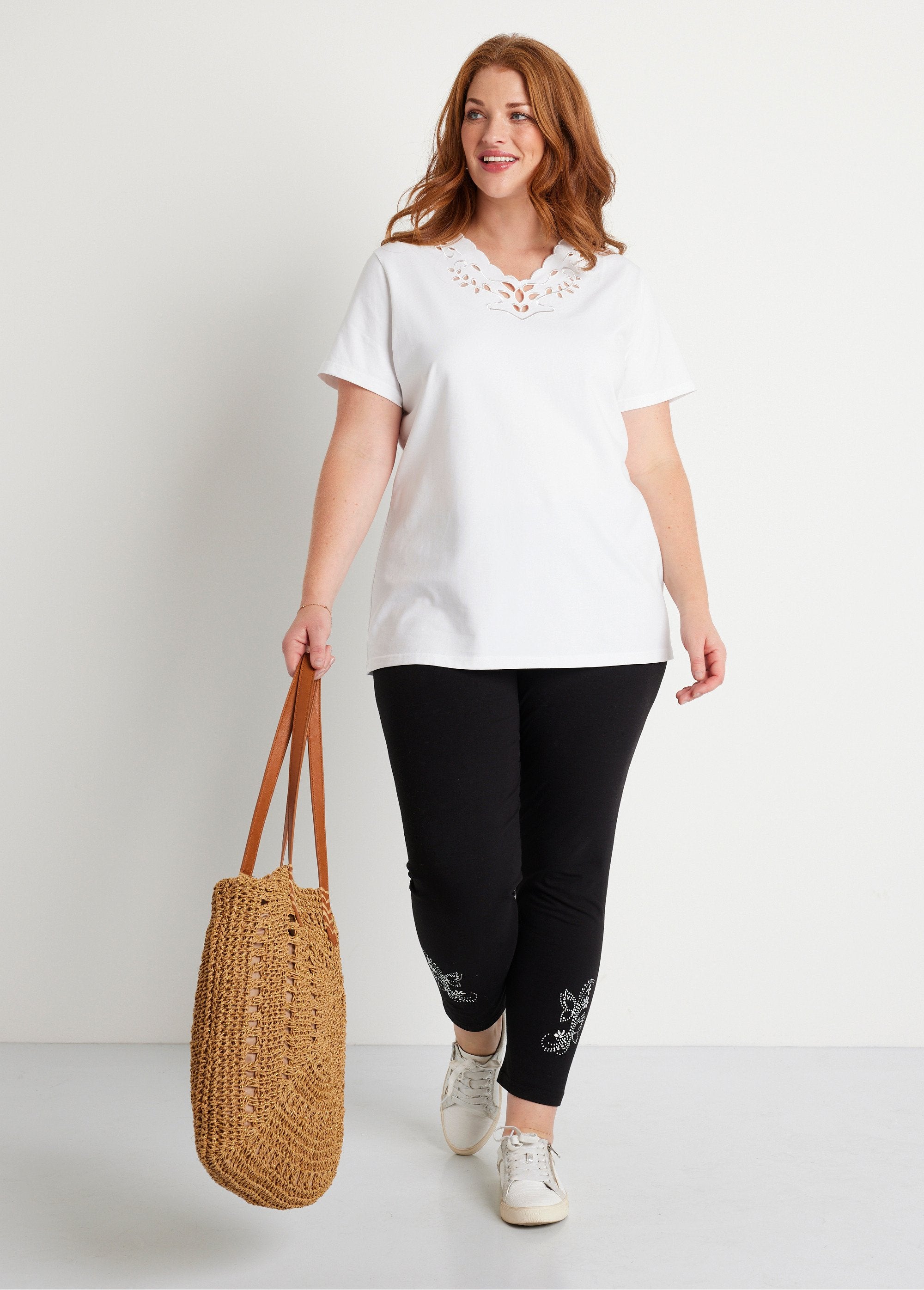 T-shirt_ricamata_con_scollo_a_V_Bianco_SF1_curvy