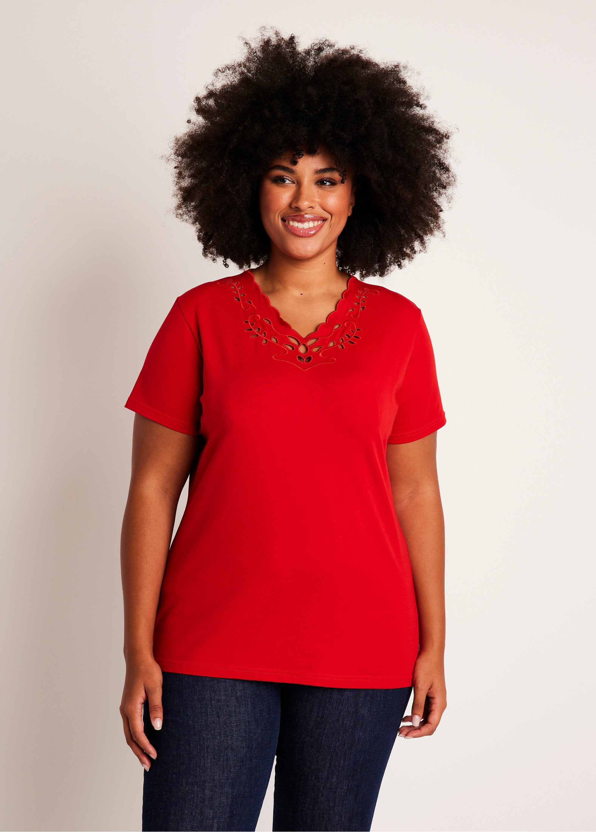 T-shirt_ricamata_con_scollo_a_V_Rosso_FA1_curvy