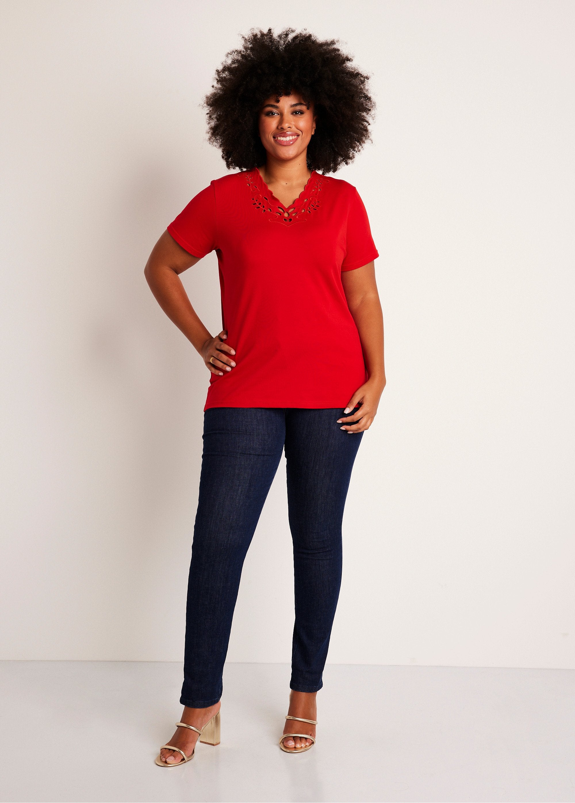 T-shirt_ricamata_con_scollo_a_V_Rosso_SF1_curvy