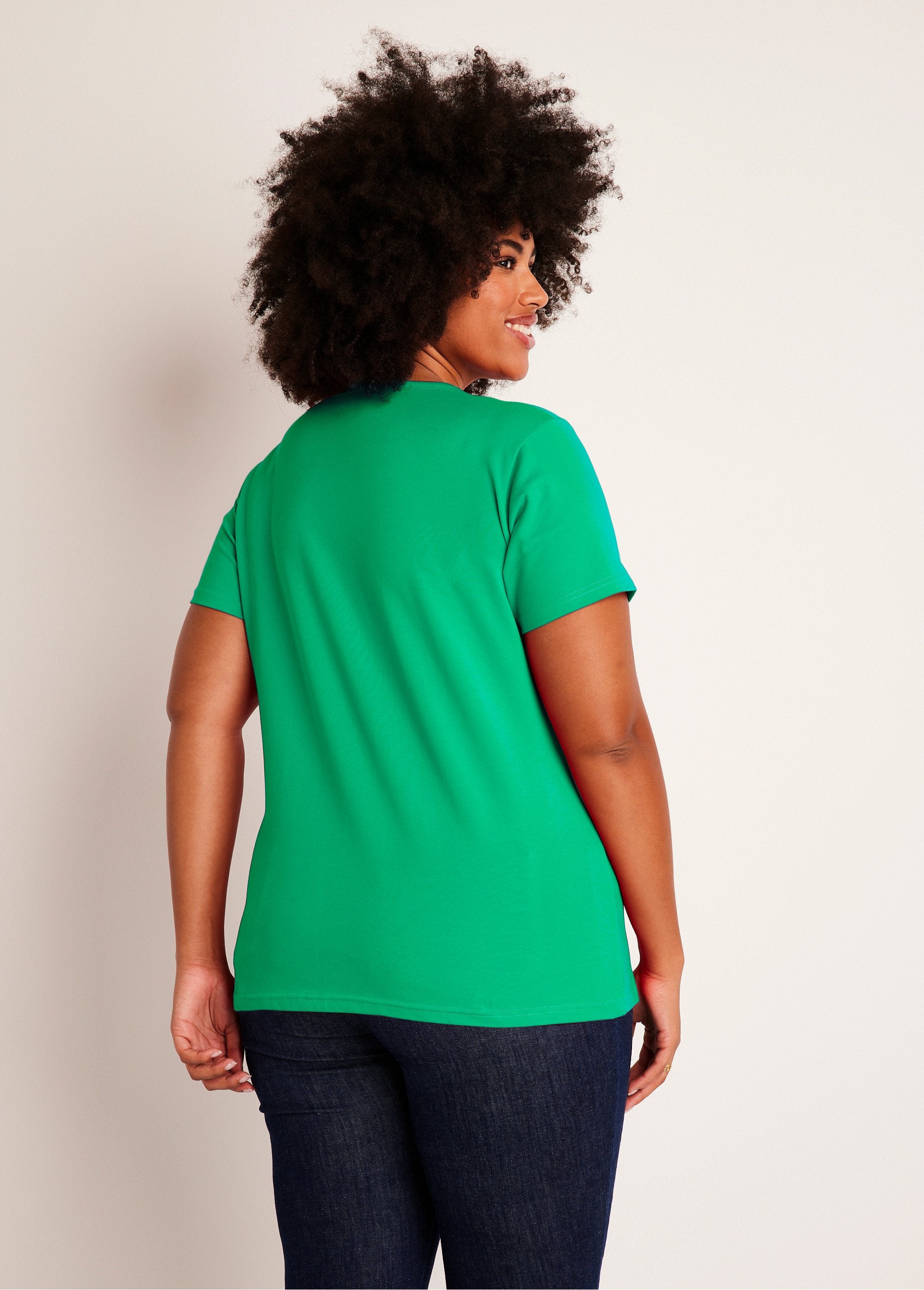 T-shirt_ricamata_con_scollo_a_V_Verde_DO1_curvy