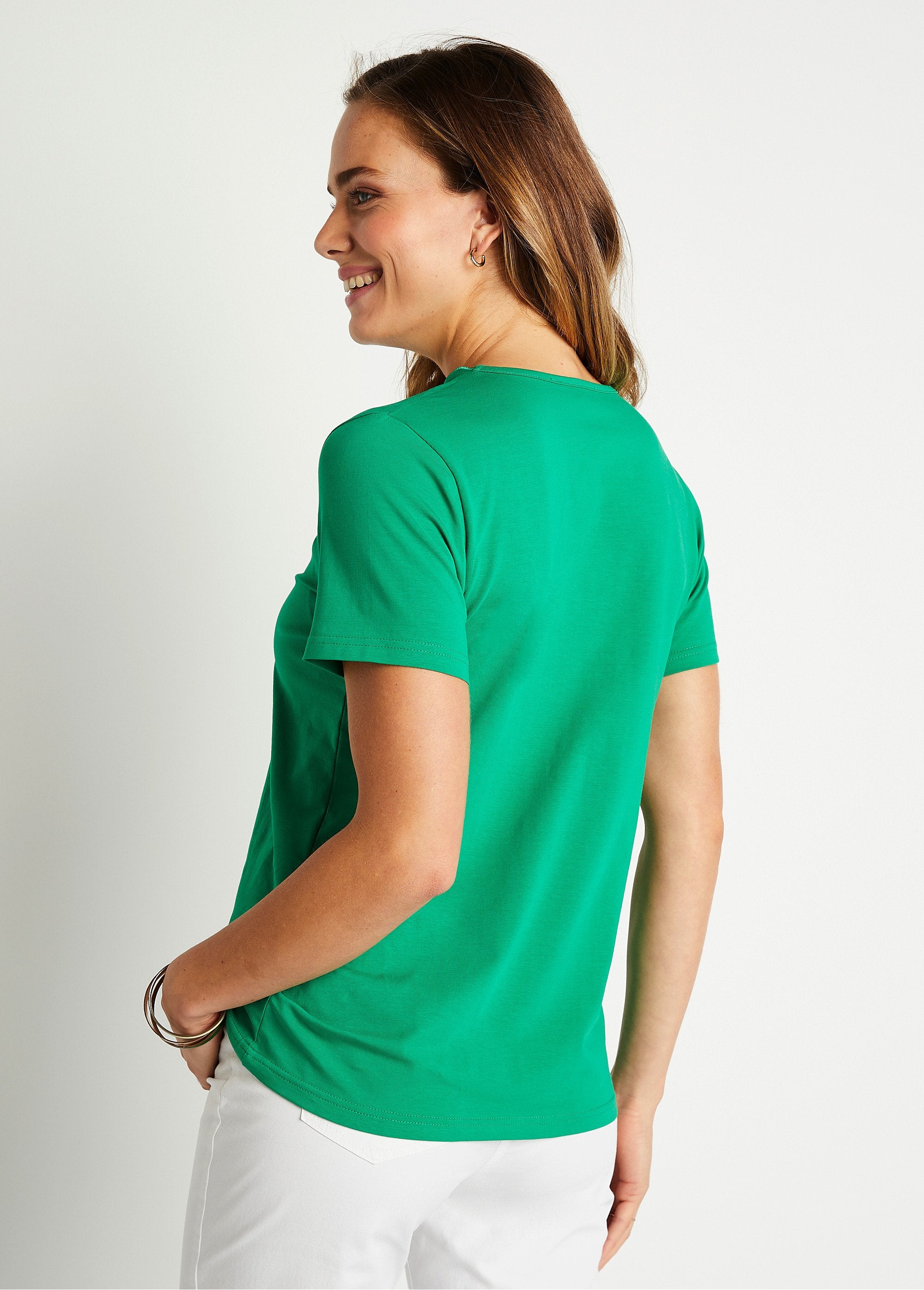 T-shirt_ricamata_con_scollo_a_V_Verde_DO1_slim