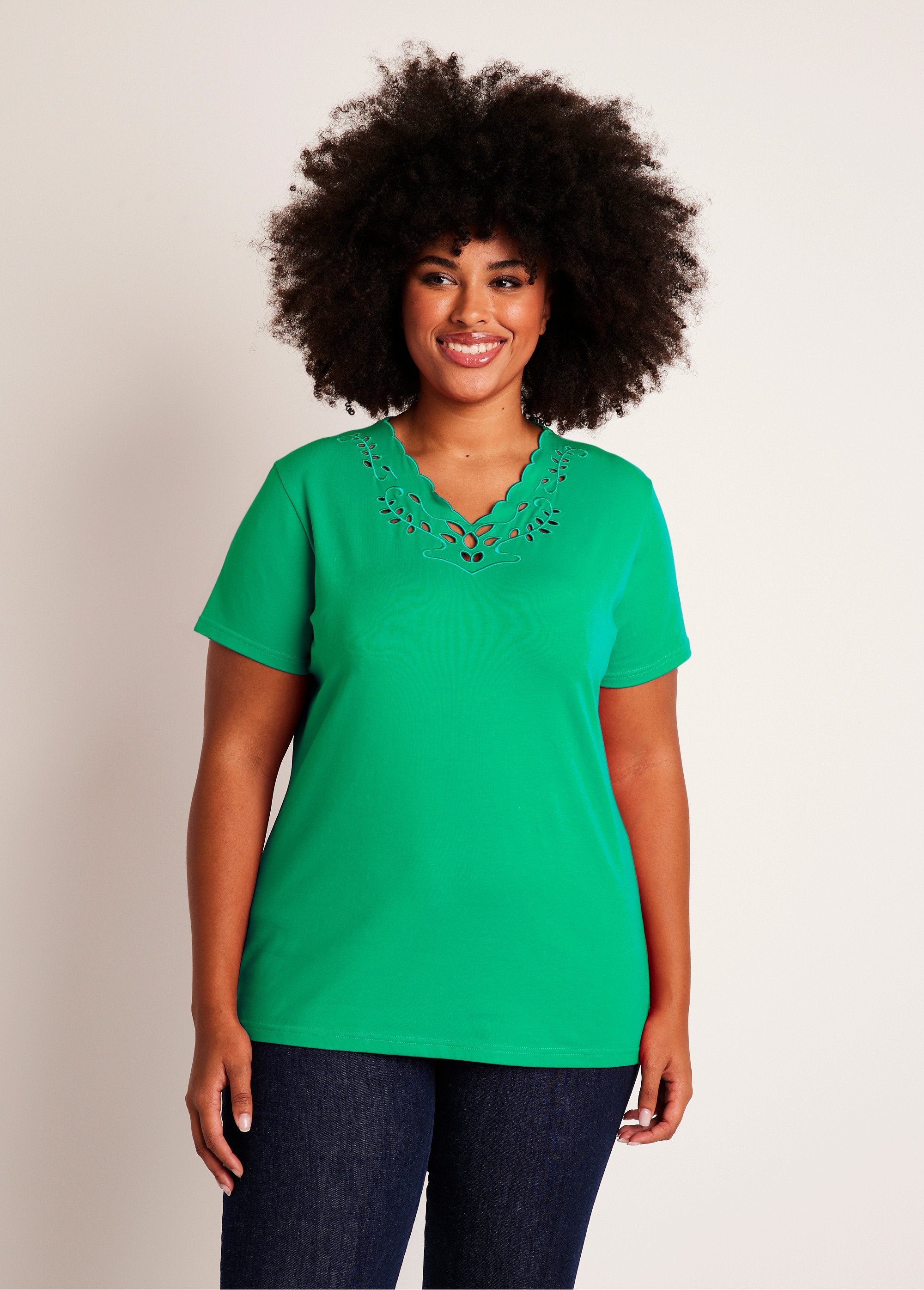 T-shirt_ricamata_con_scollo_a_V_Verde_FA1_curvy