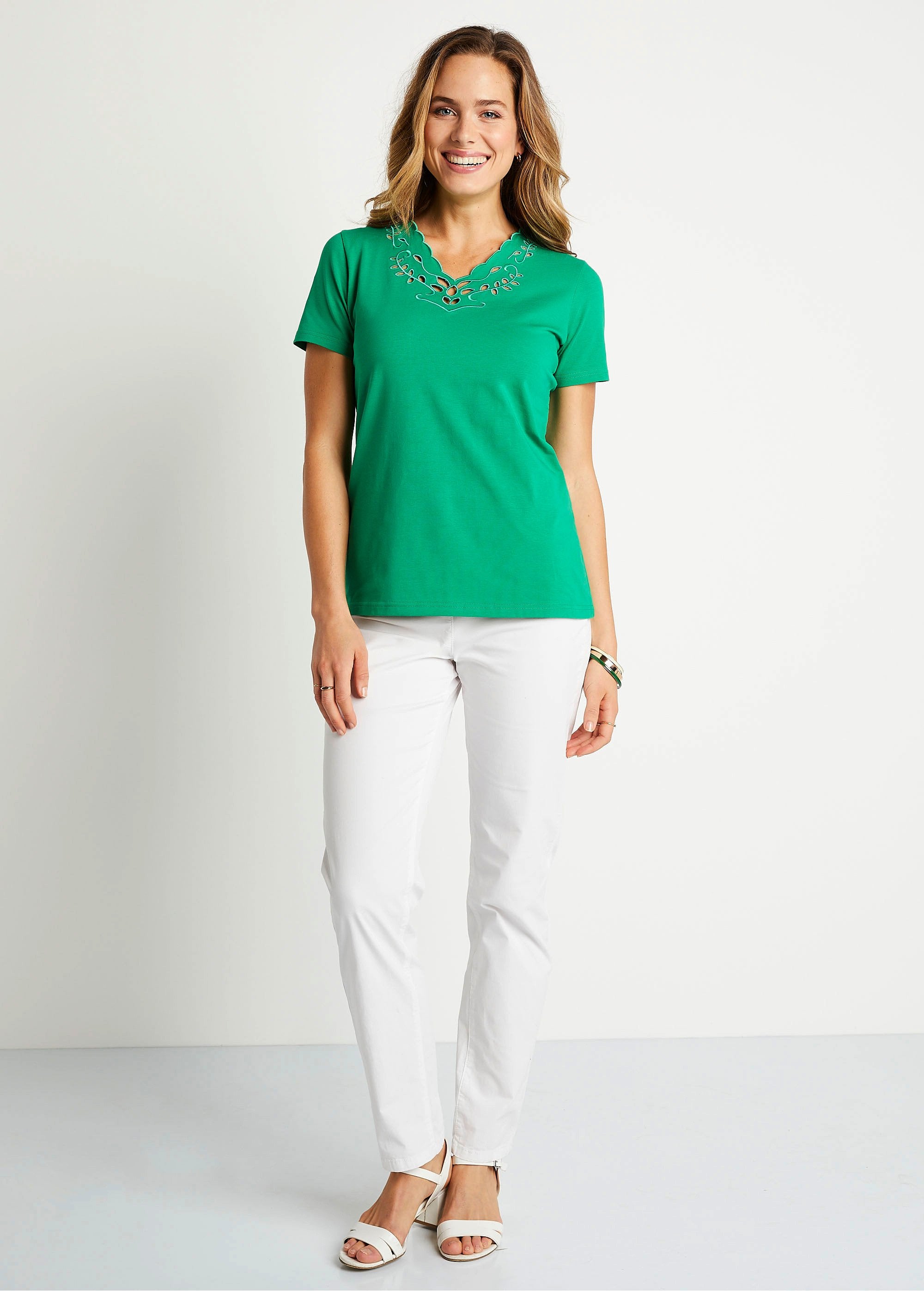 T-shirt_ricamata_con_scollo_a_V_Verde_SF1_slim