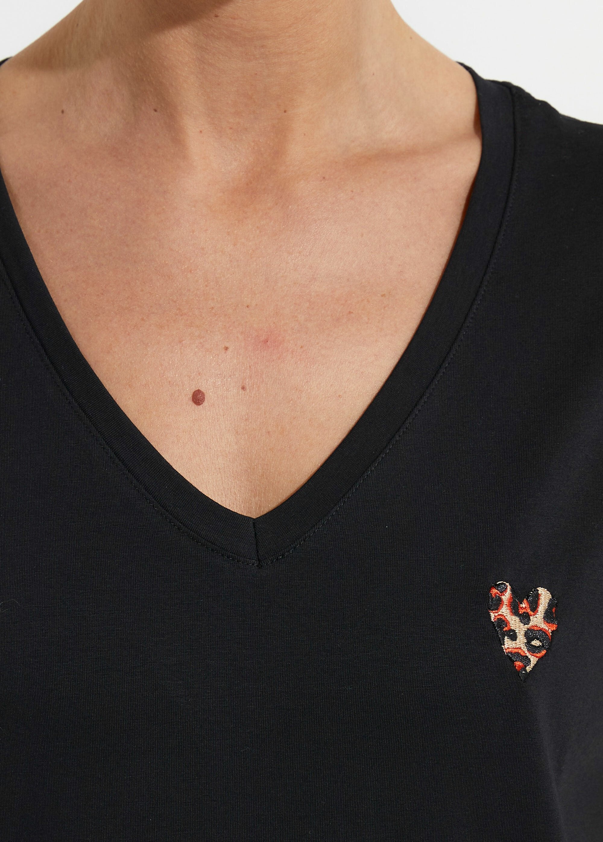 T-shirt_con_scollo_a_V_e_ricamo_leopardato_fluorescente_Noir_DE2_slim