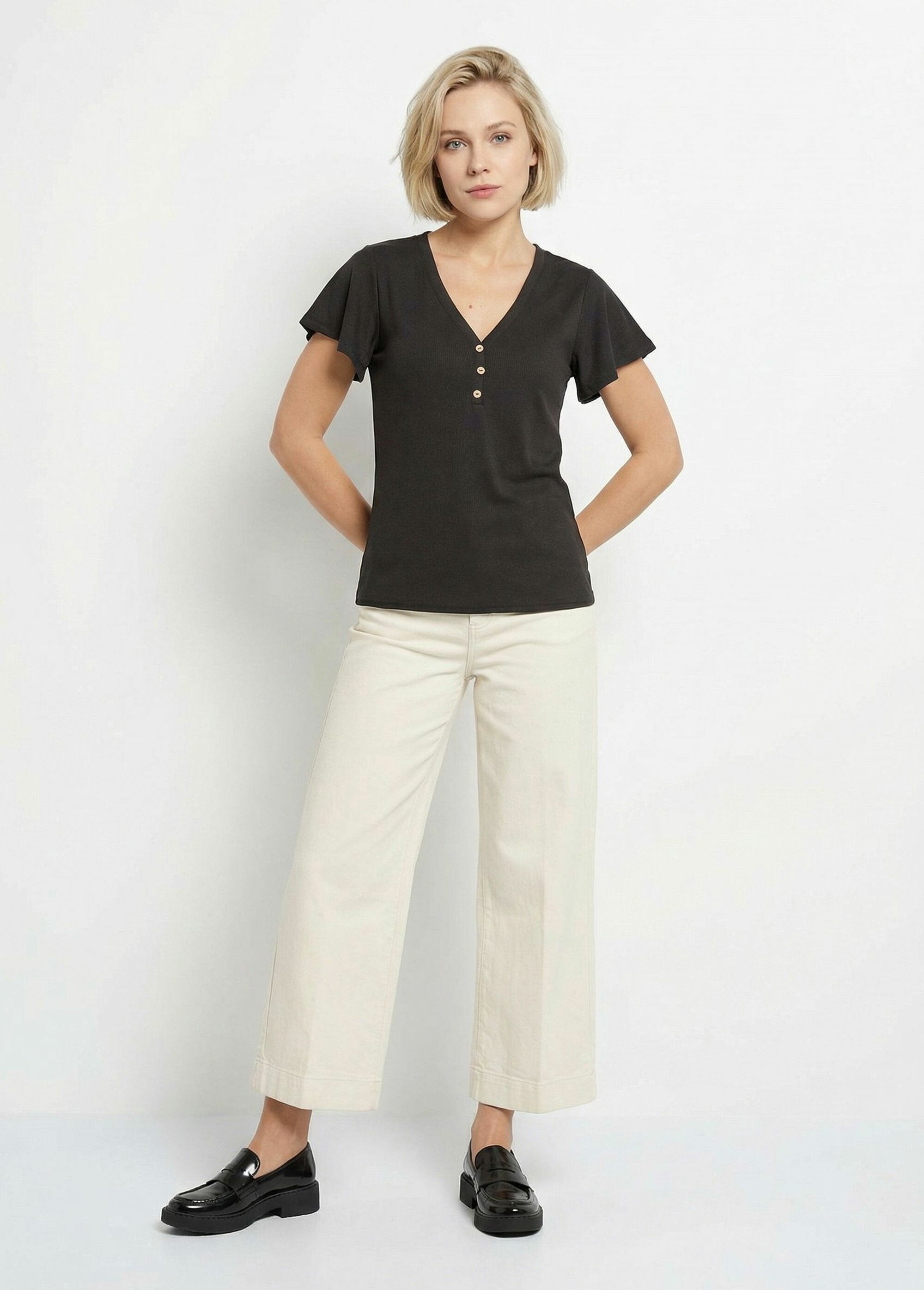 T-shirt_in_jersey_a_coste_con_scollo_a_V,_Essentiel_Noir_SF1_slim