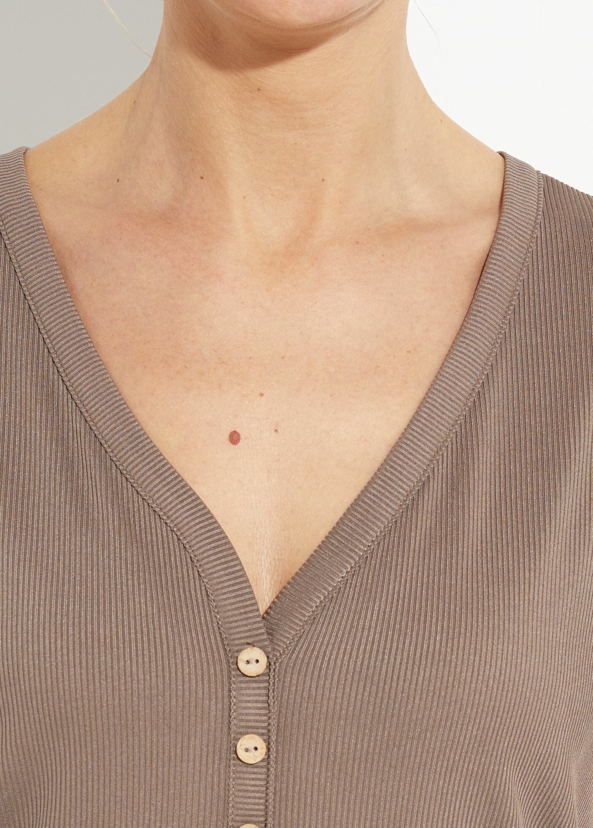 T-shirt_in_jersey_a_coste_con_scollo_a_V,_Essentiel_Taupe_DE1_slim