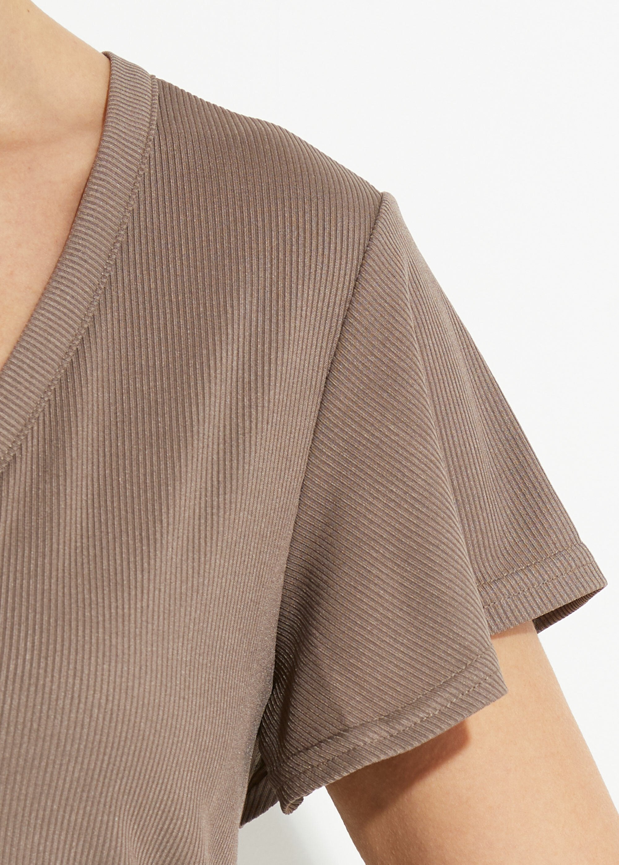 T-shirt_in_jersey_a_coste_con_scollo_a_V,_Essentiel_Taupe_DE2_slim