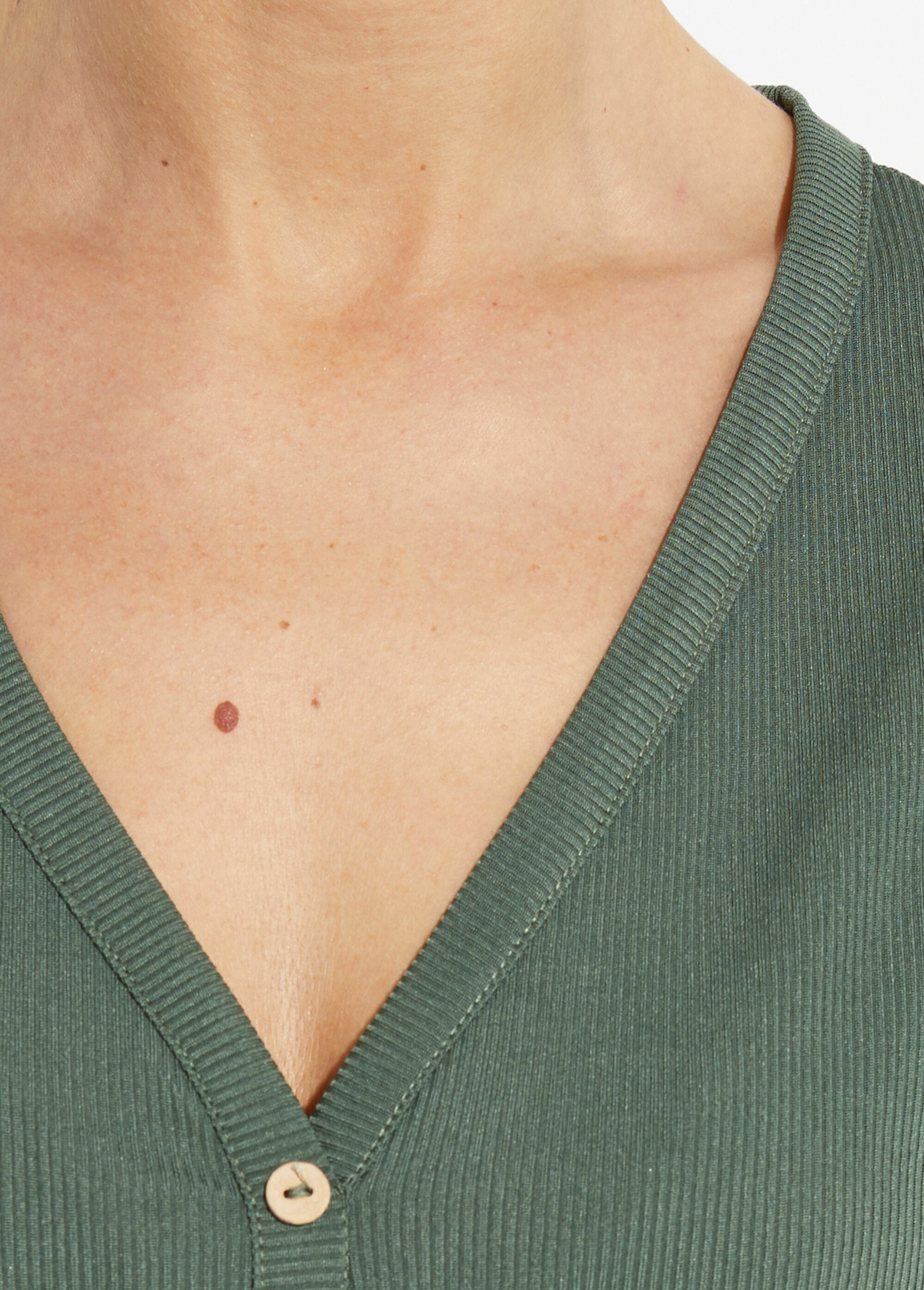 T-shirt_in_jersey_a_coste_con_scollo_a_V,_Essentiel_Kaki_DE1_slim