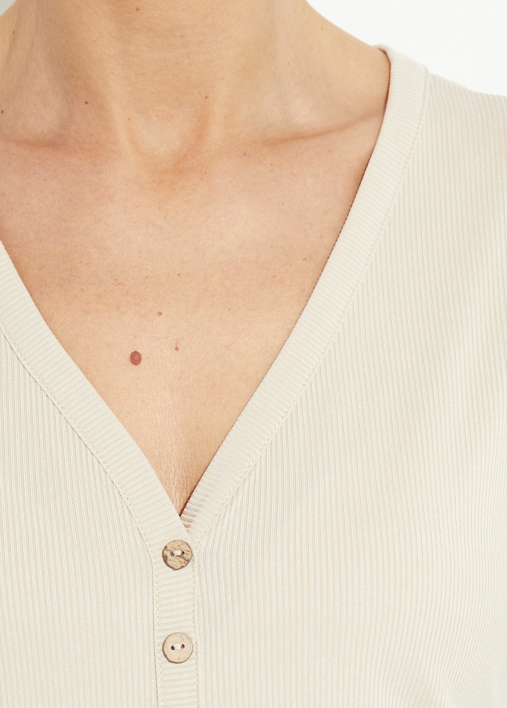 T-shirt_in_jersey_a_coste_con_scollo_a_V,_Essentiel_Ecru_DE1_slim