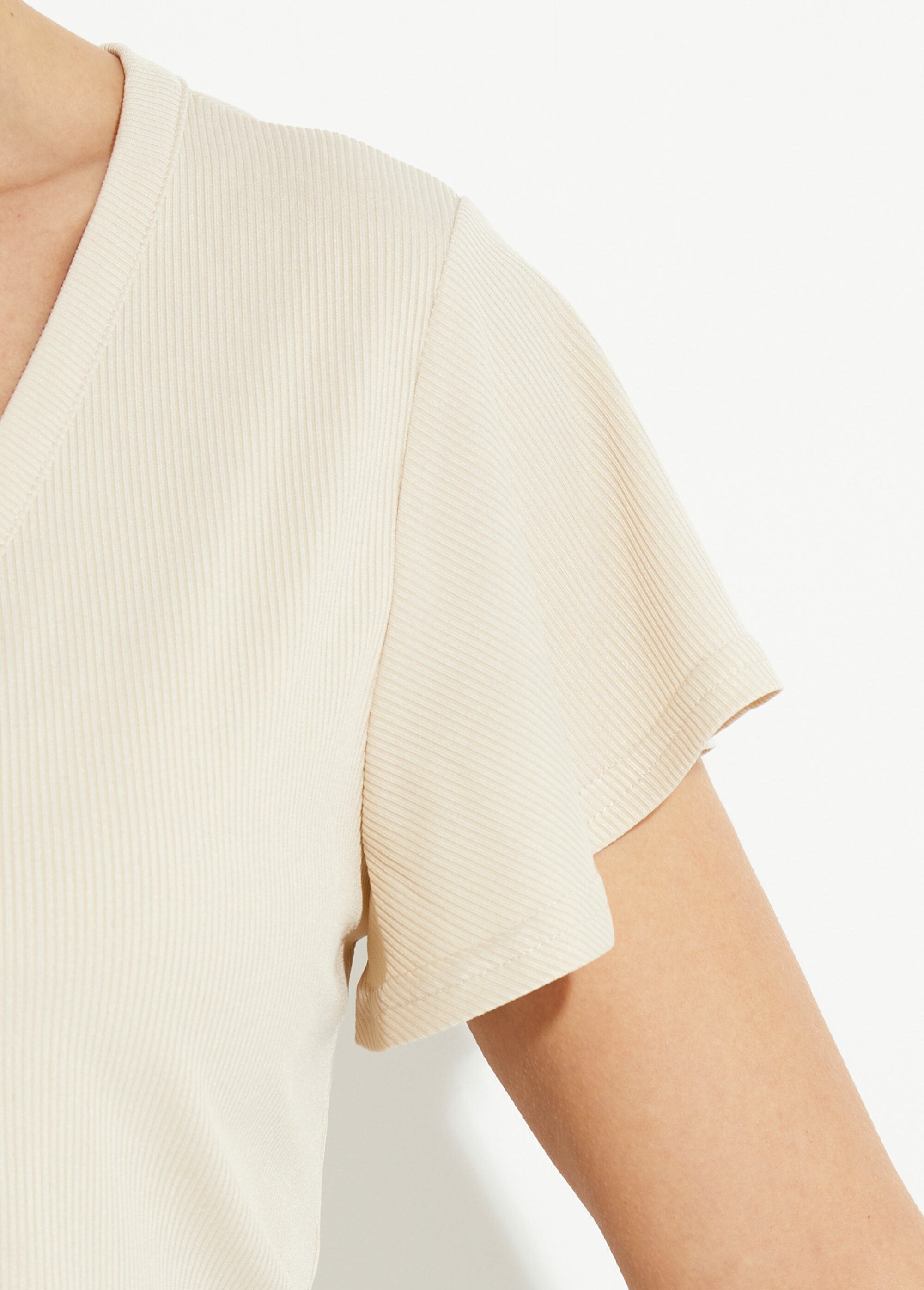 T-shirt_in_jersey_a_coste_con_scollo_a_V,_Essentiel_Ecru_DE2_slim