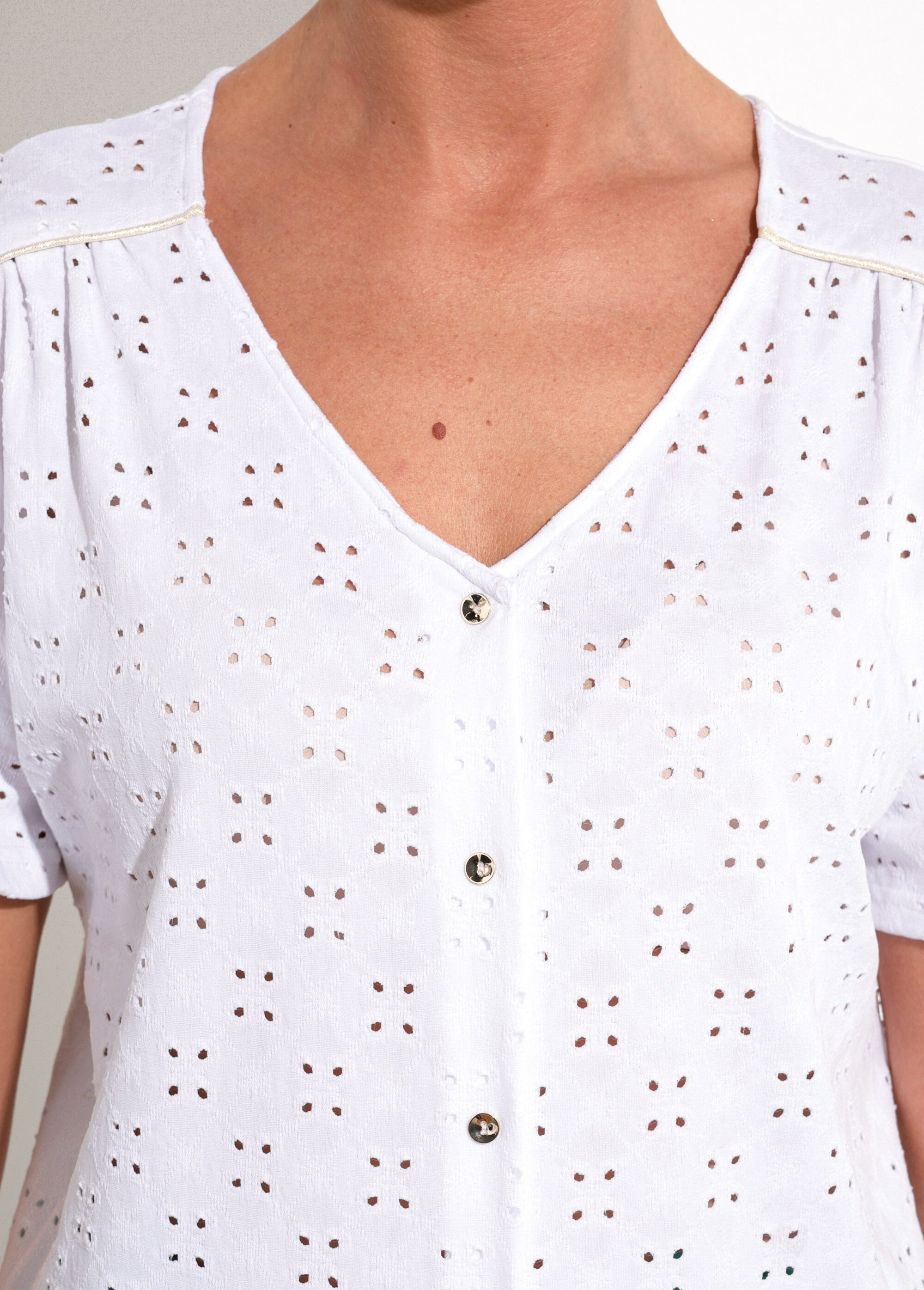 T-shirt_scollo_a_V_in_maglia_effetto_ricamato_Blanc_DE1_slim