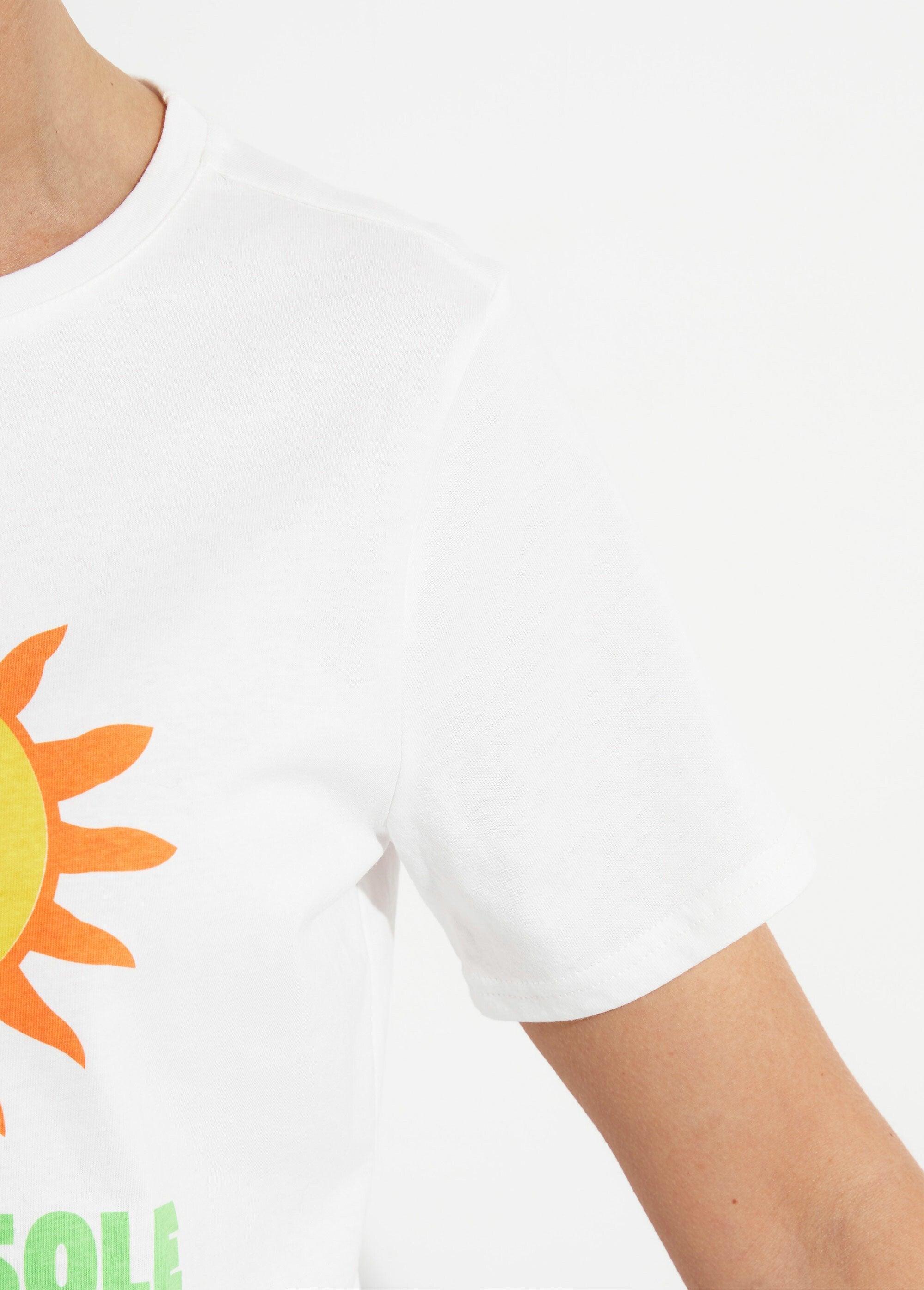 T-shirt_in_cotone_con_messaggio_Sotto_il_Sole_Blanc_DE1_slim