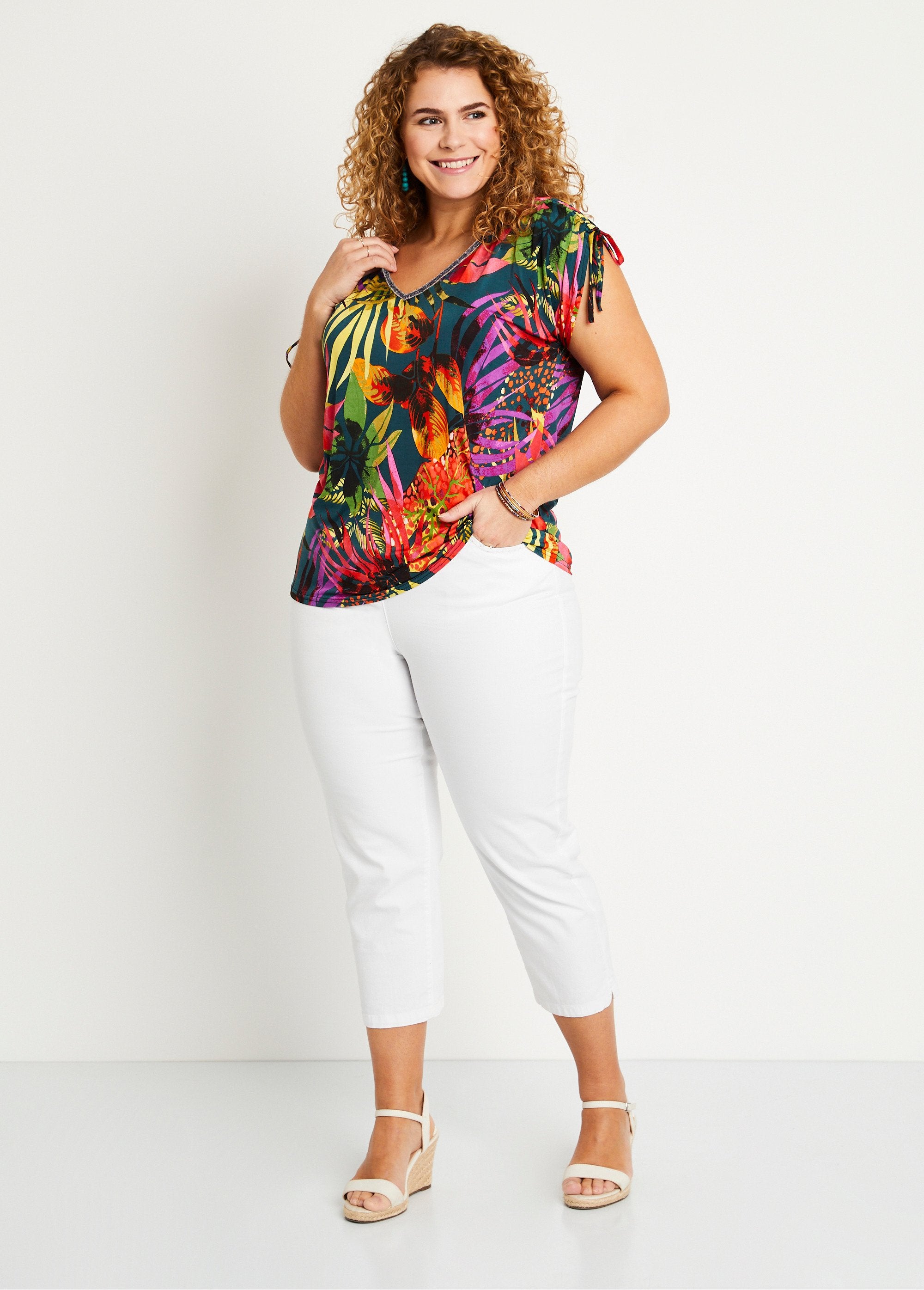 T-shirt_corta_e_aderente_con_scollo_a_V_e_stampa_esotica_Multicolore_SF1_curvy