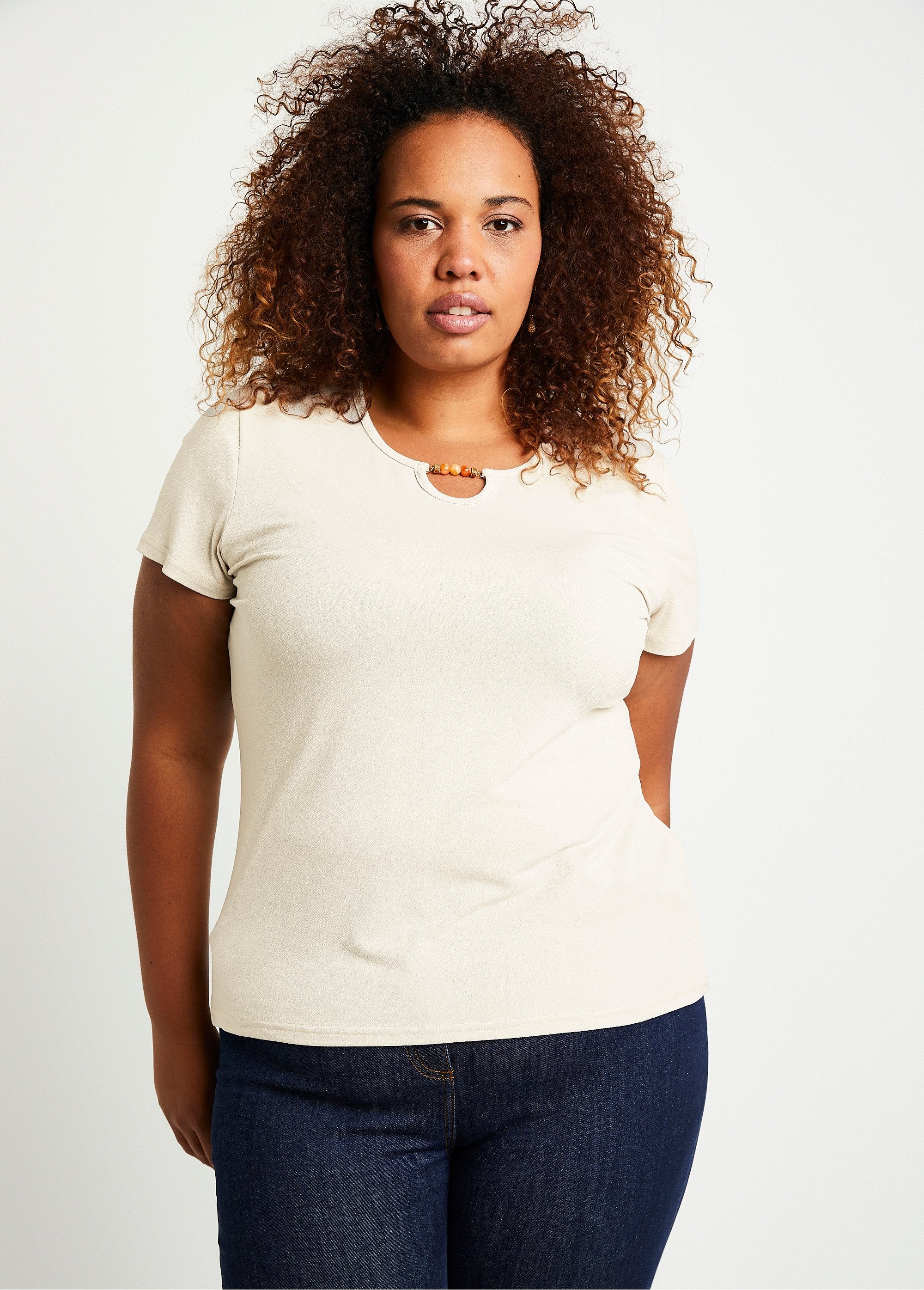 T-shirt_gioiello_con_scollo_rotondo_Beige_semplice_FA1_curvy