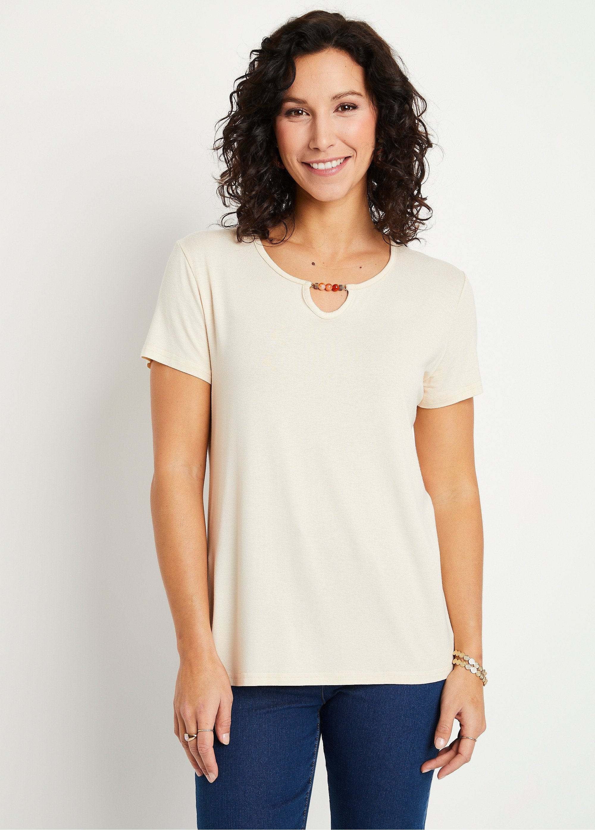 T-shirt_gioiello_con_scollo_rotondo_Beige_semplice_FA1_slim