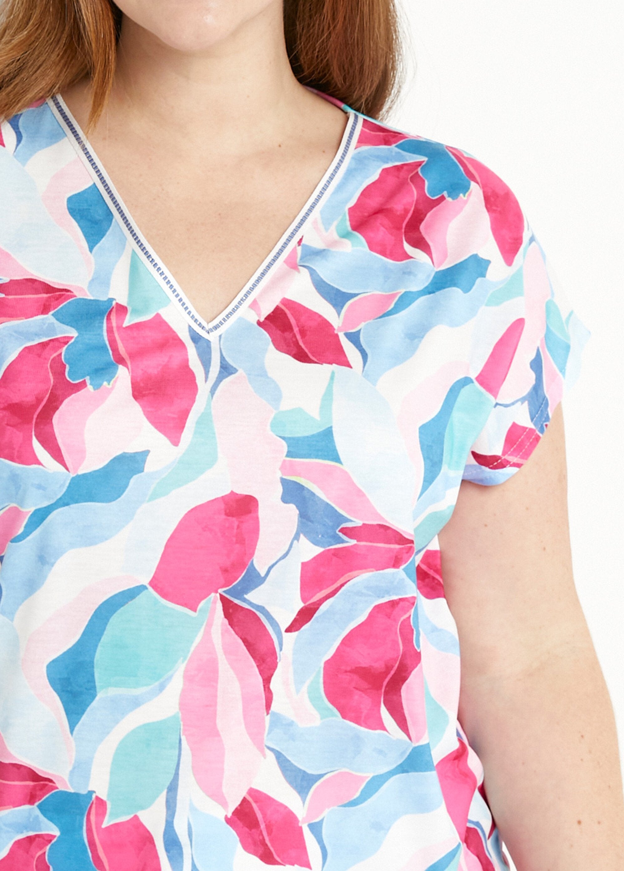 Maglietta_con_scollo_a_V_stampata_lucida_Bleu_et_rose_DE1_curvy