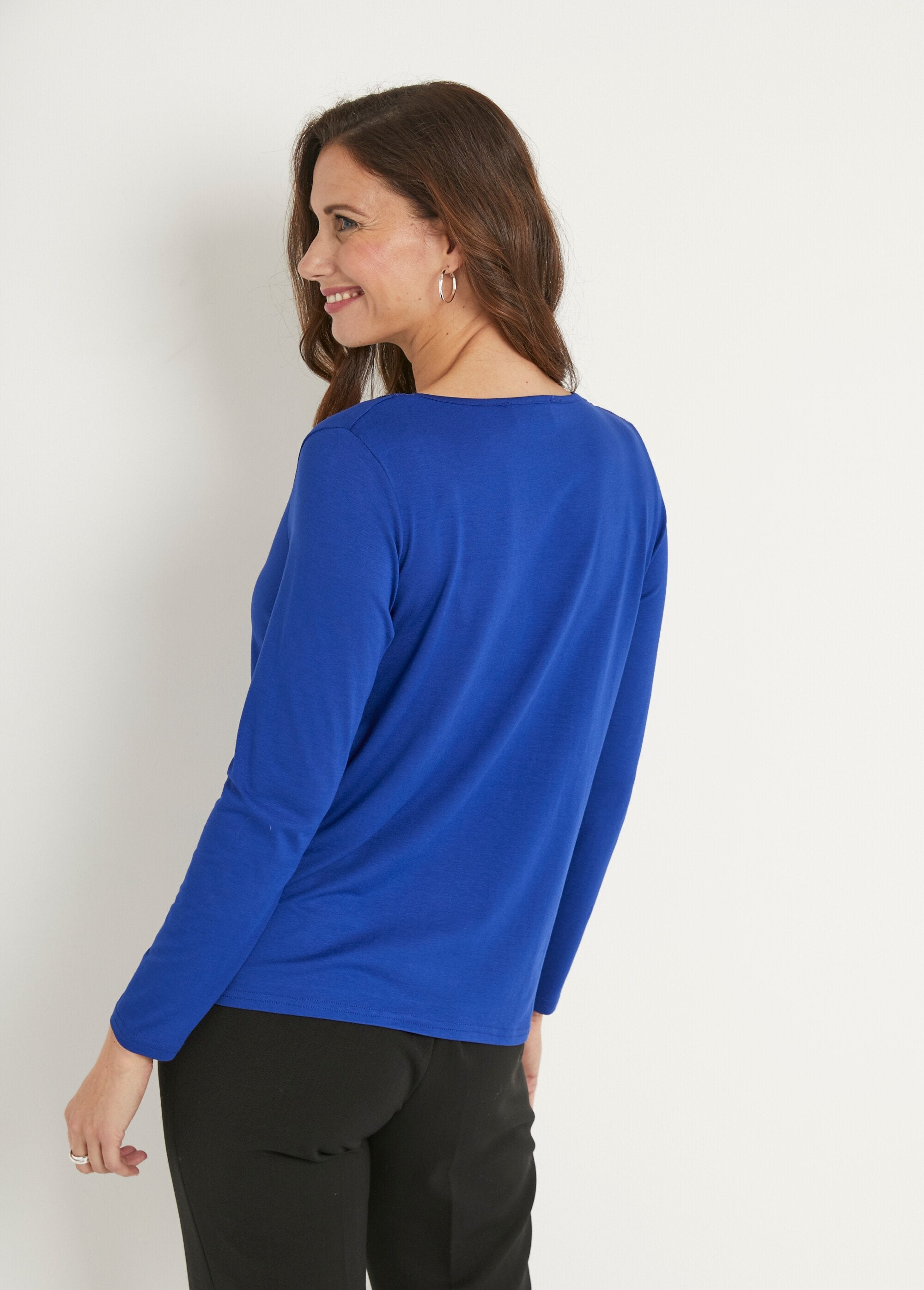 T-shirt_corta_con_scollo_a_V_in_pizzo,_maniche_lunghe_Blu_duro_DO1_slim