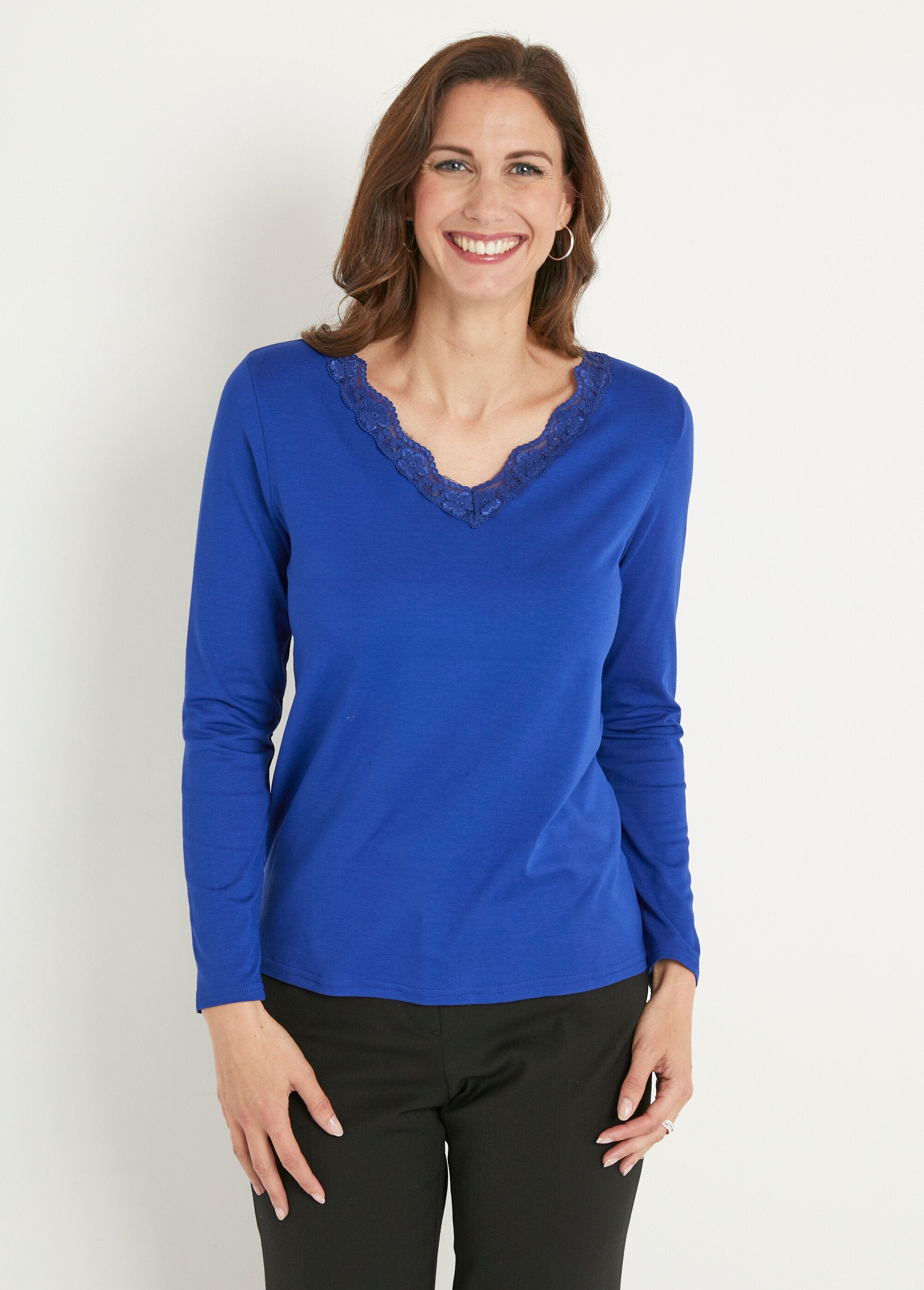 T-shirt_corta_con_scollo_a_V_in_pizzo,_maniche_lunghe_Blu_duro_FA1_slim