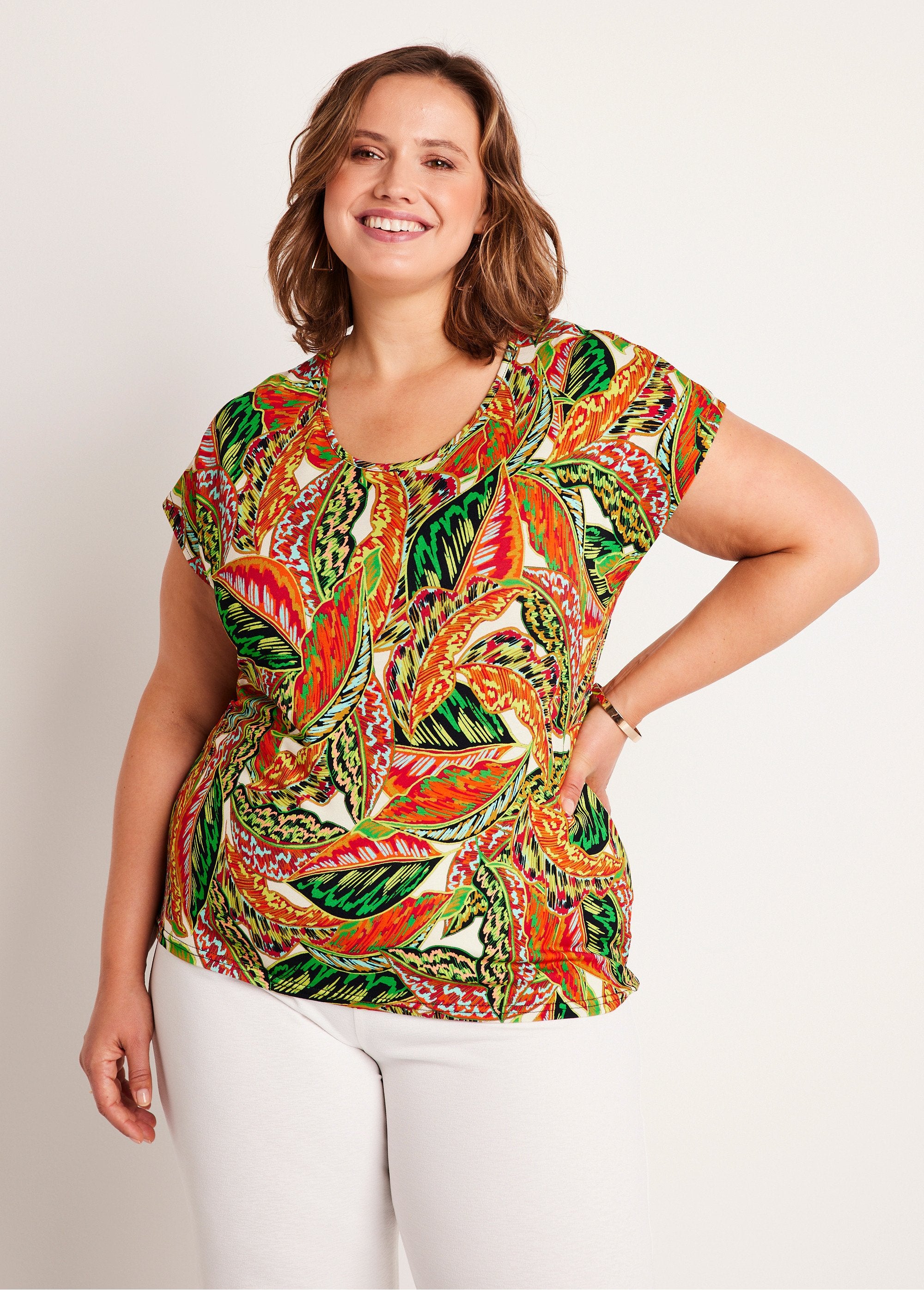 T-shirt_corta_con_motivo_a_fogliame_Verde_e_rosso_FA1_curvy