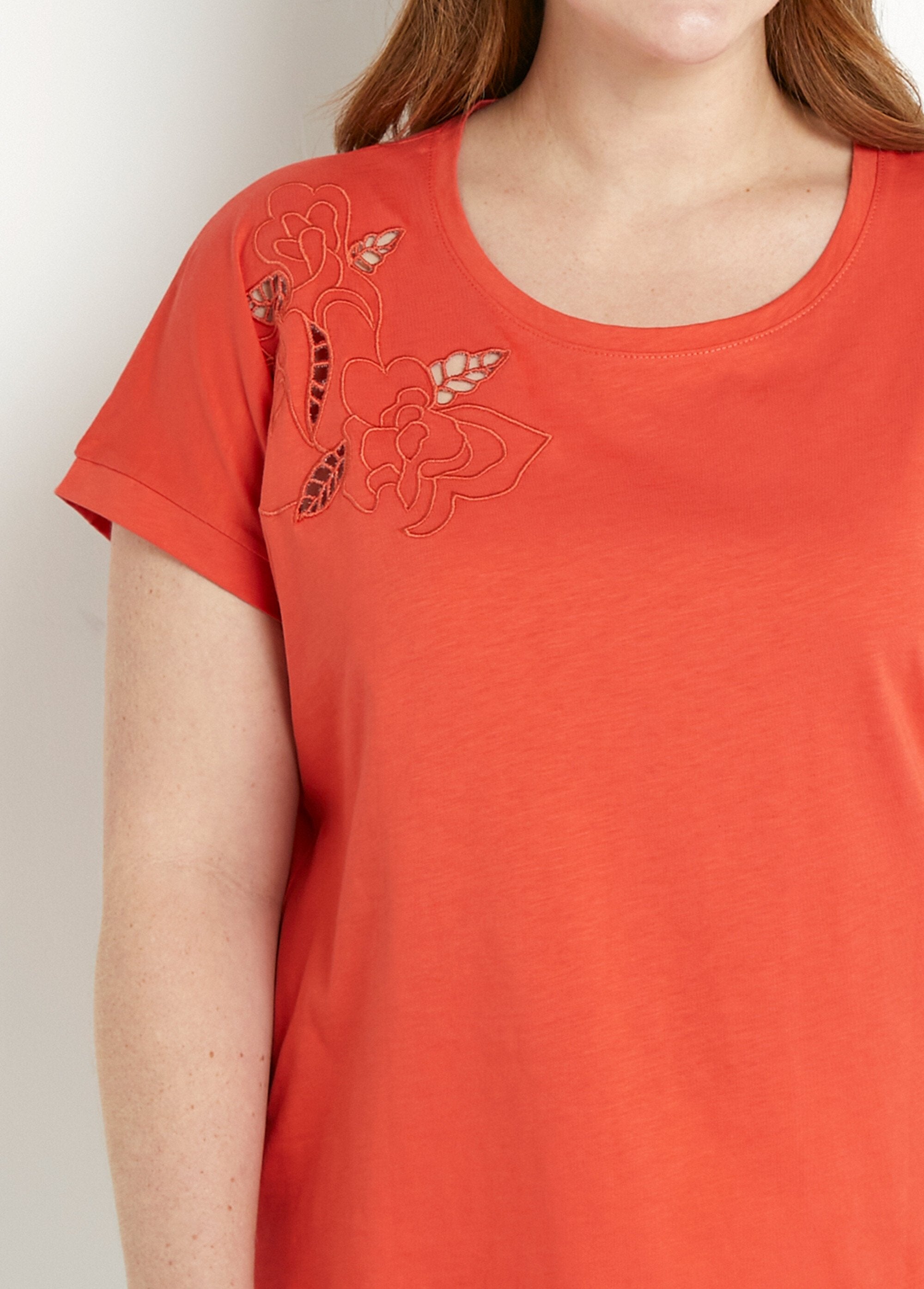 T-shirt_a_manica_corta_ricamata_a_tinta_unita_Capucine_DE1_curvy