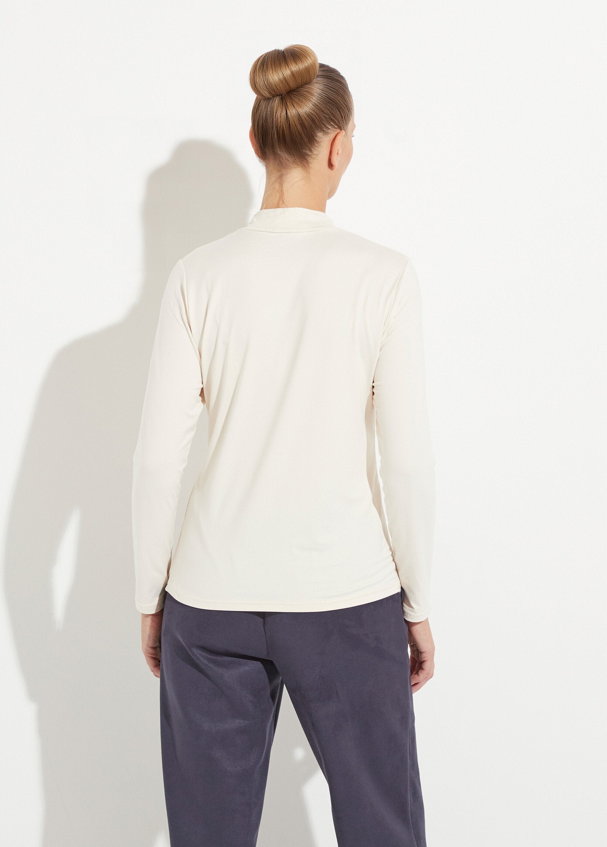 Morbida_T-shirt_con_collo_alto_e_maniche_lunghe_Ecru_DO1_slim