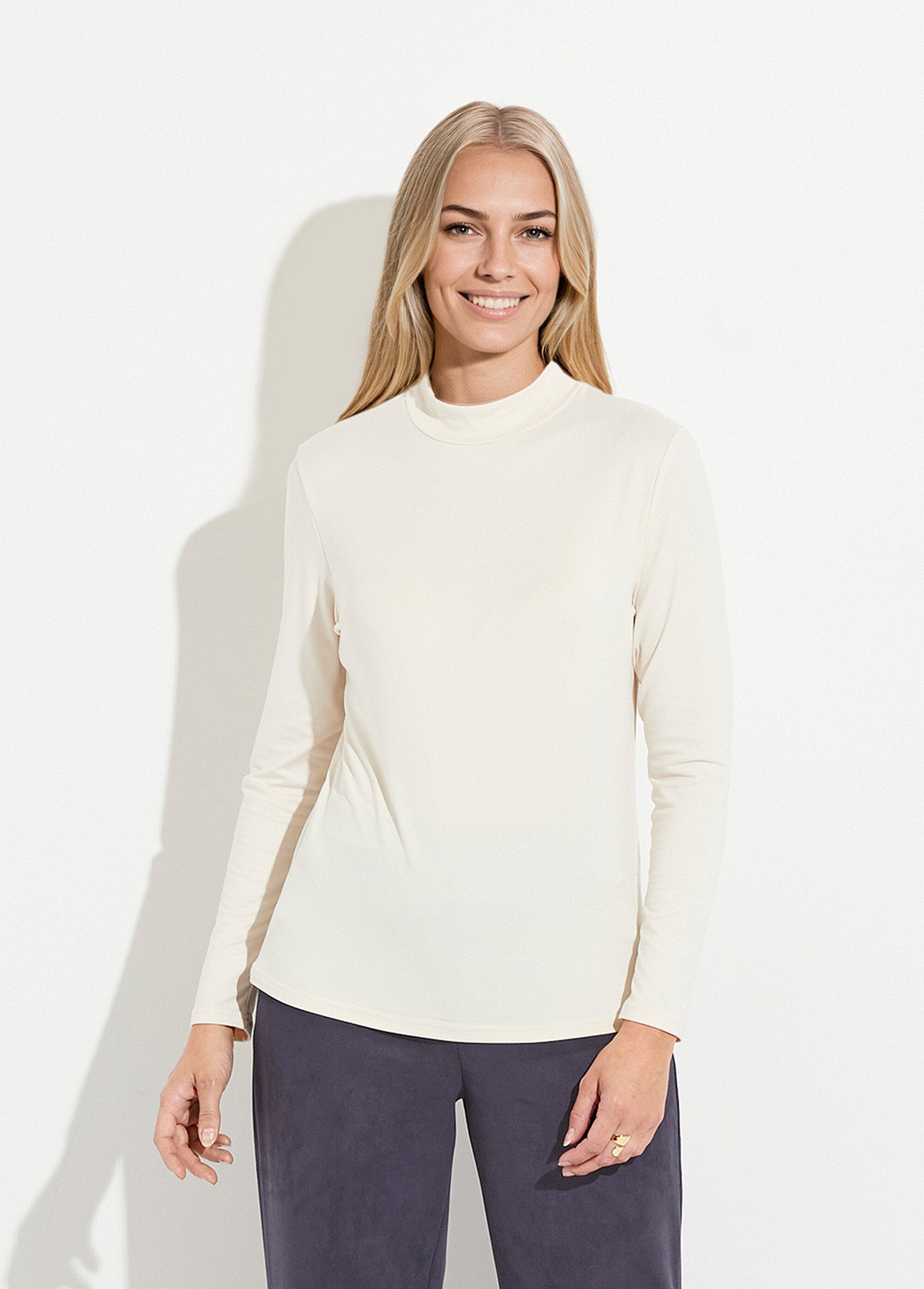 Morbida_T-shirt_con_collo_alto_e_maniche_lunghe_Ecru_FA1_slim