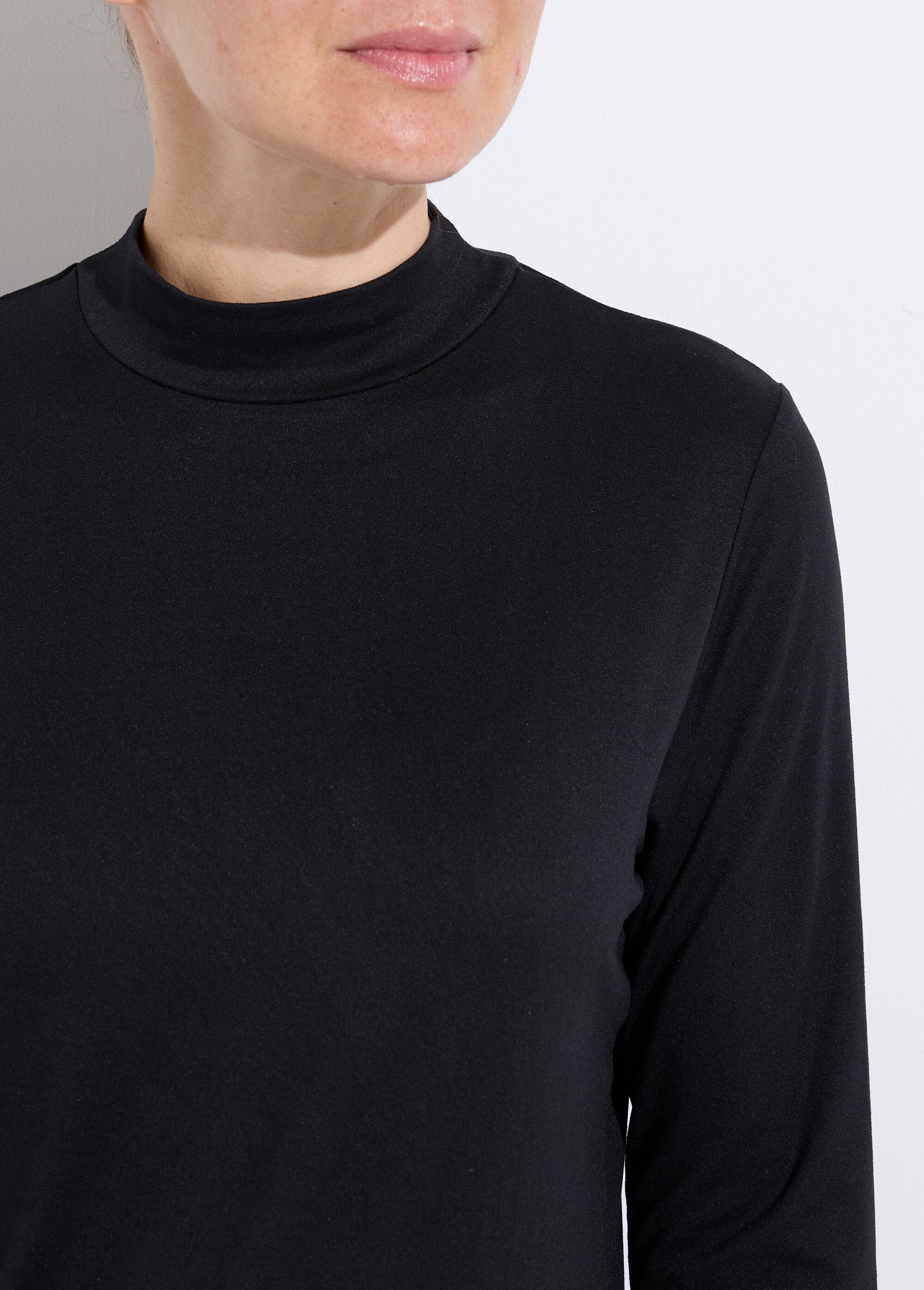 Morbida_T-shirt_con_collo_alto_e_maniche_lunghe_Noir_DE1_slim