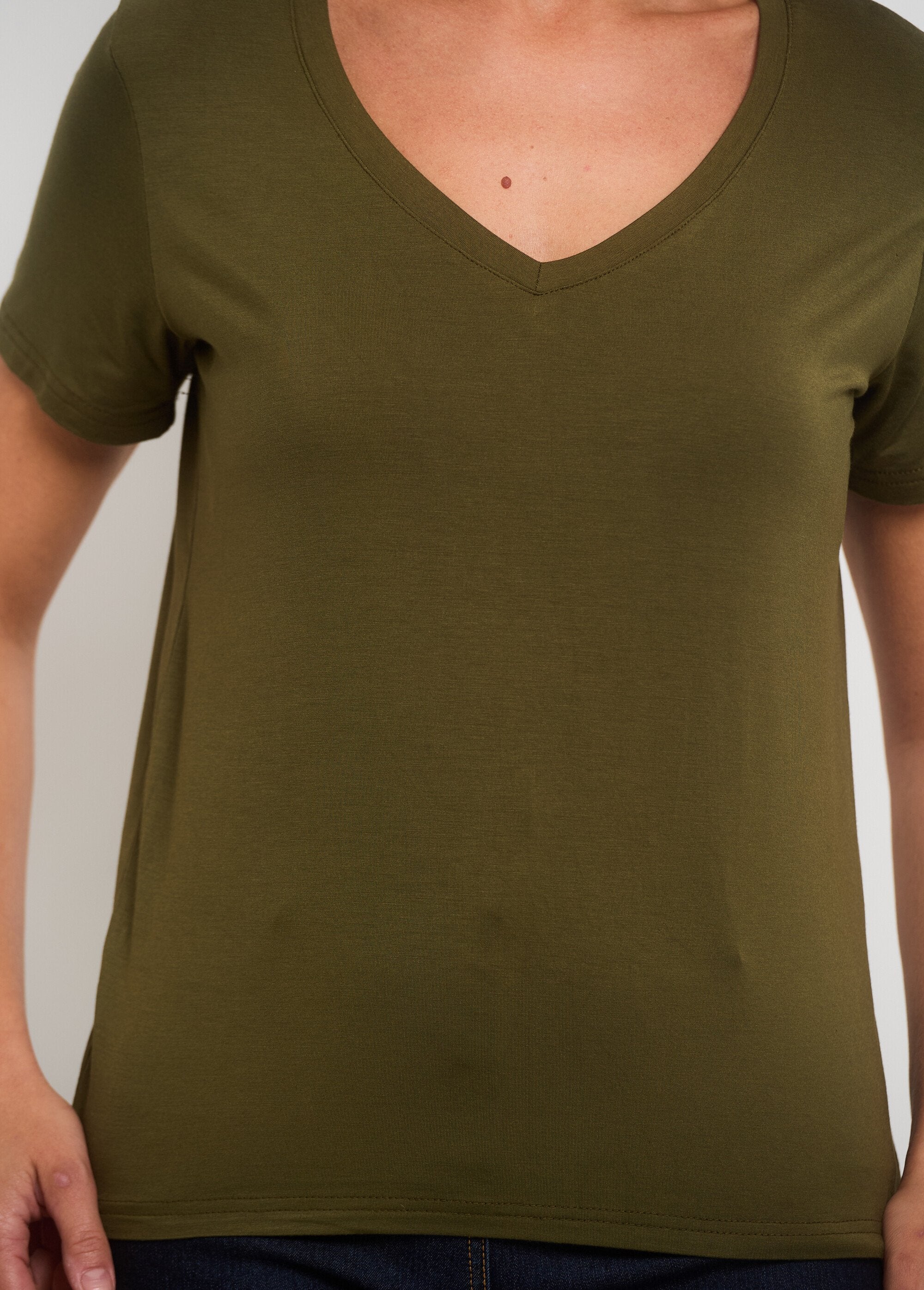 T-shirt_fluida_con_scollo_a_V_e_maniche_corte_Kaki_DE2_slim