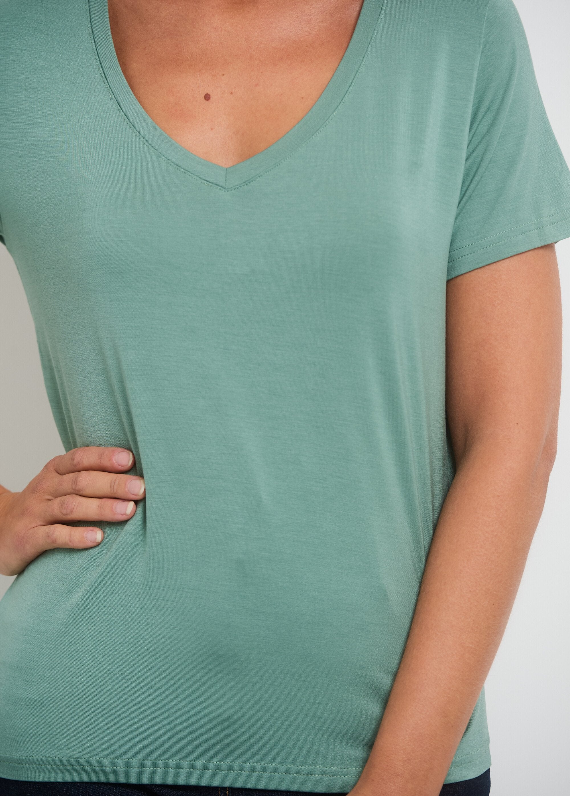 T-shirt_fluida_con_scollo_a_V_e_maniche_corte_Vert_clair_DE2_slim