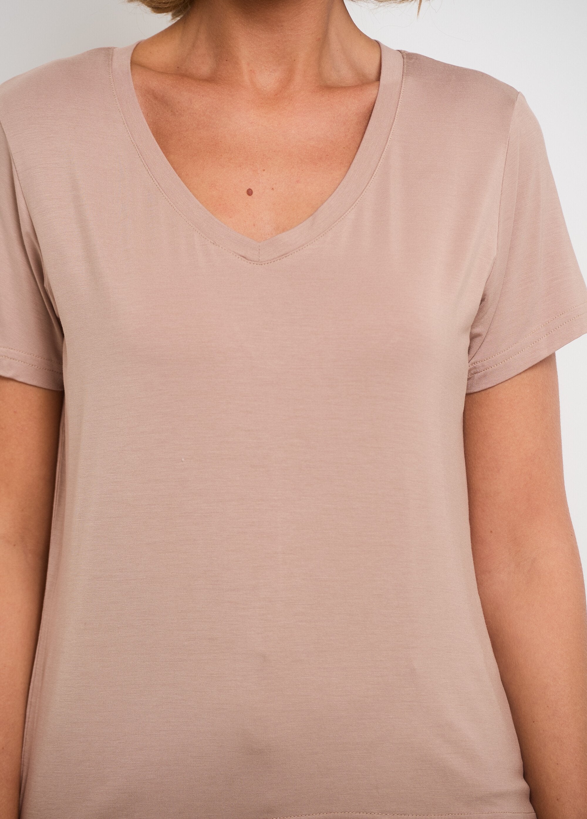 T-shirt_fluida_con_scollo_a_V_e_maniche_corte_Taupe_DE2_slim