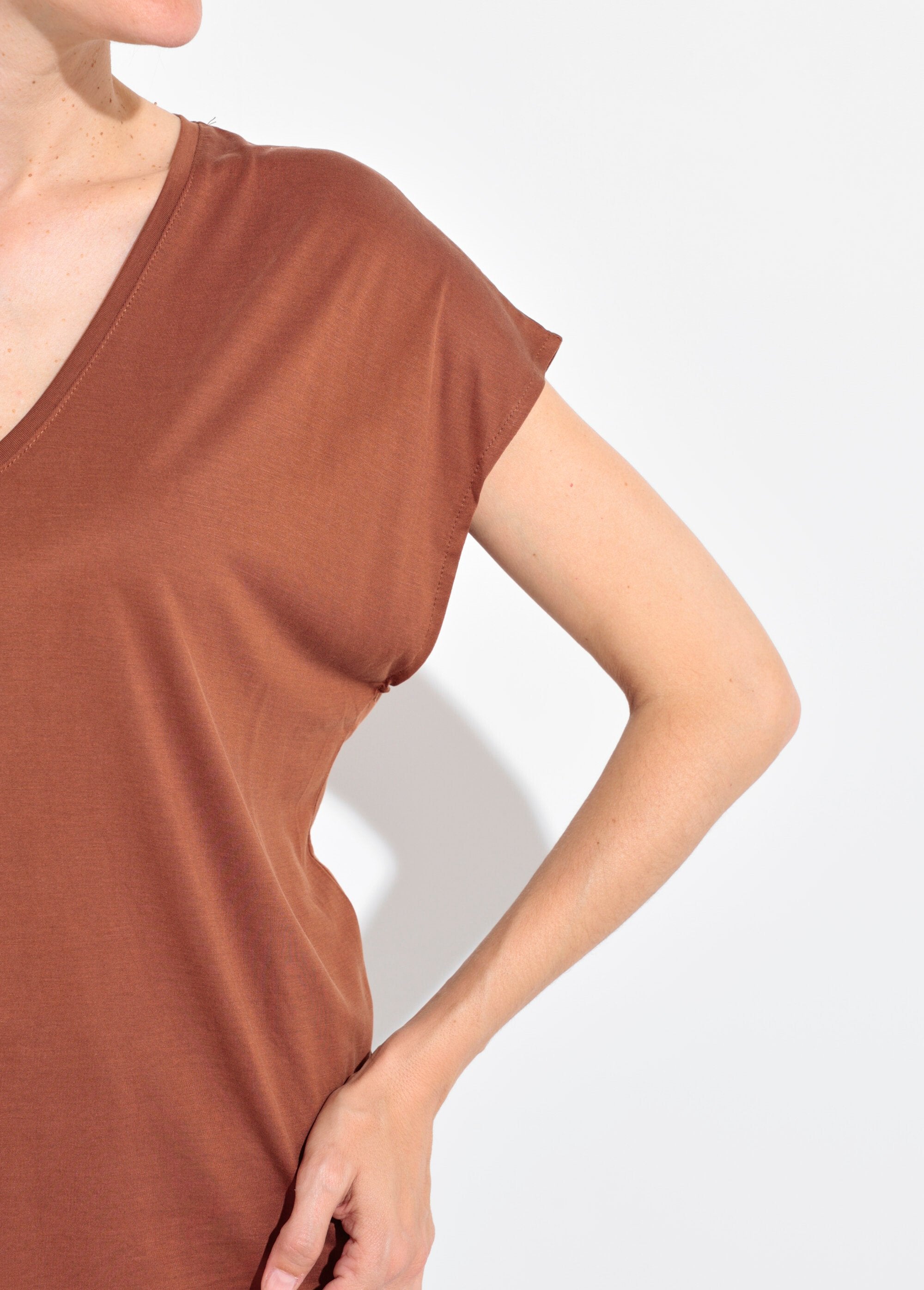 Maglietta_a_maniche_corte_e_aderente_Marron_DE2_slim