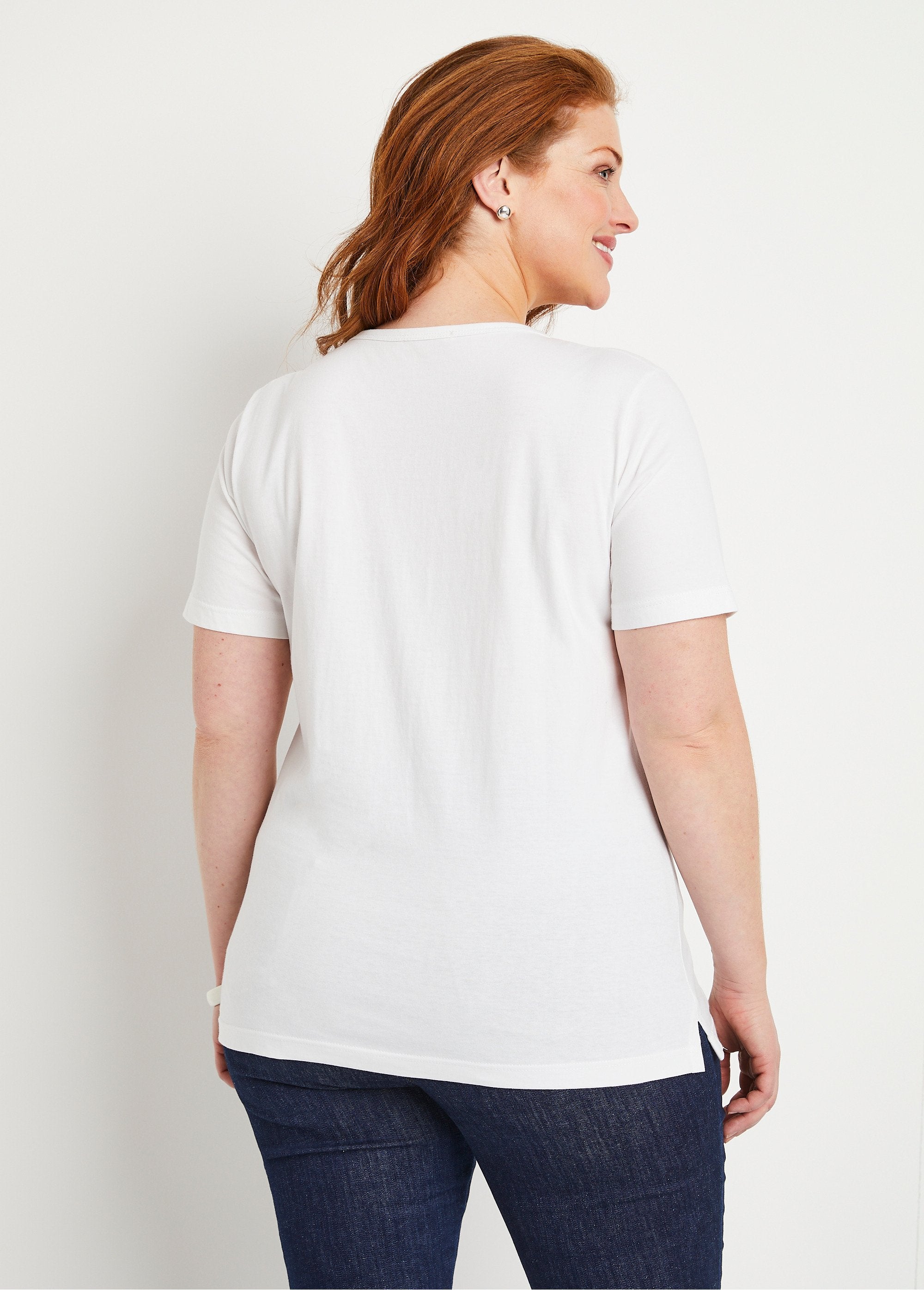 T-shirt_a_fiori_con_scollo_rotondo_sfondo_bianco_DO1_curvy