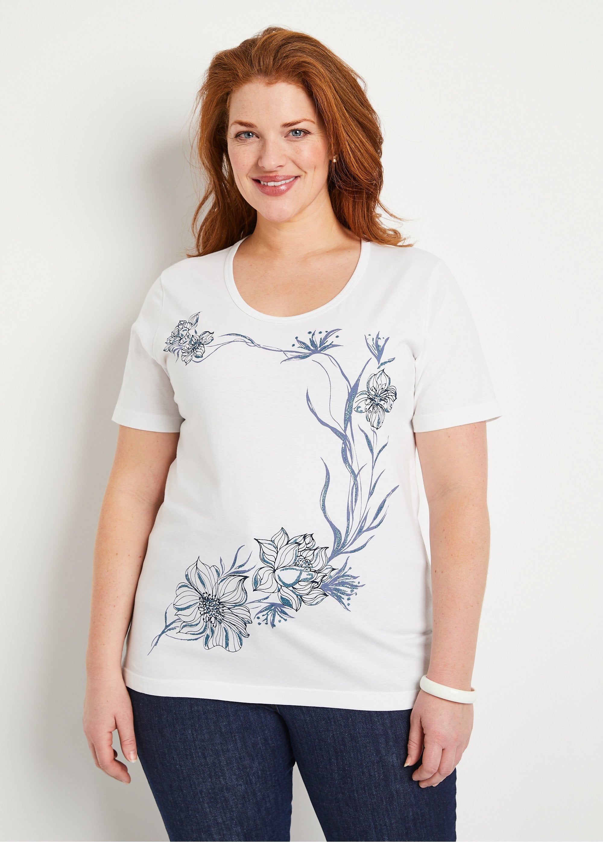 T-shirt_a_fiori_con_scollo_rotondo_sfondo_bianco_FA1_curvy