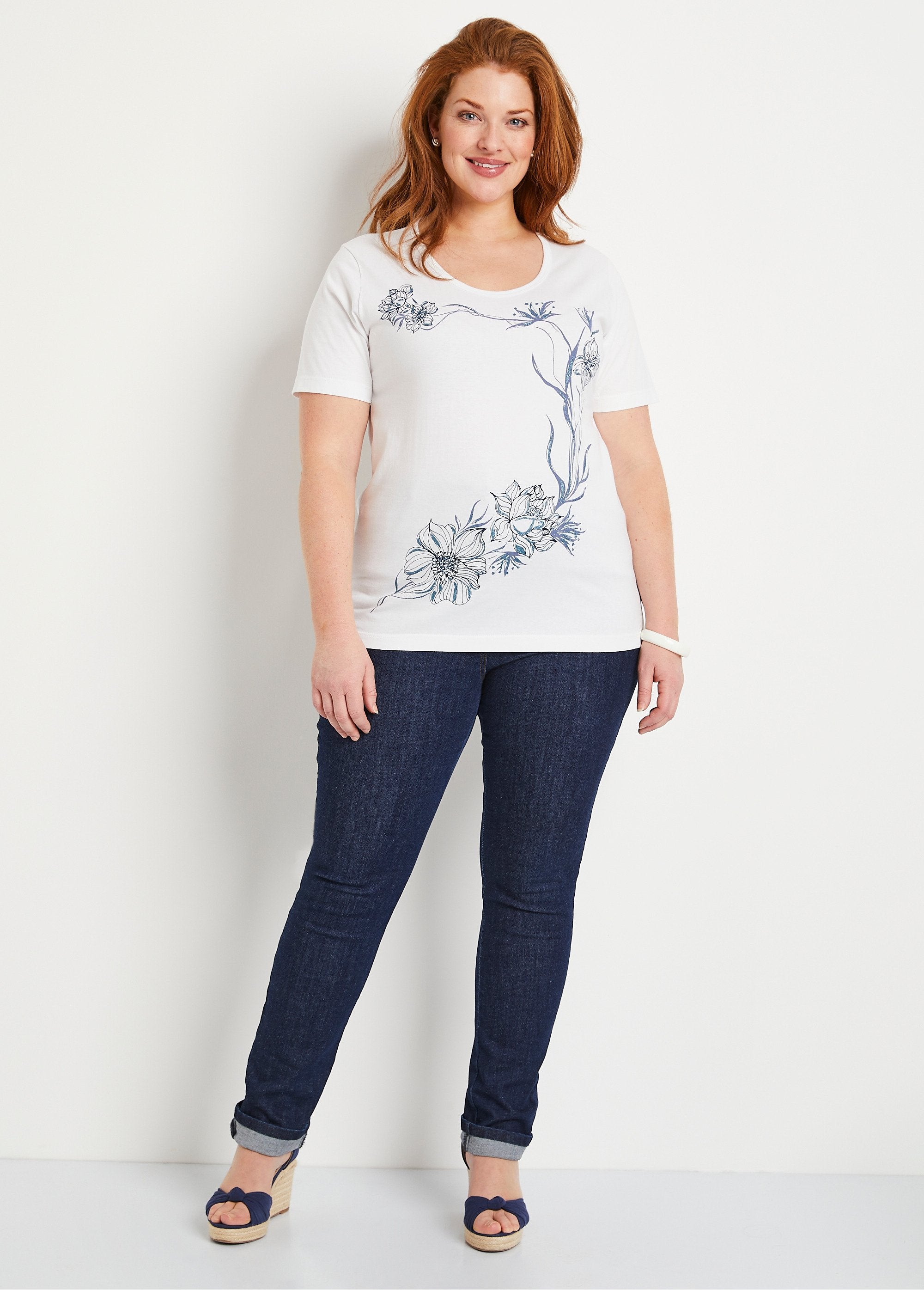 T-shirt_a_fiori_con_scollo_rotondo_sfondo_bianco_SF1_curvy