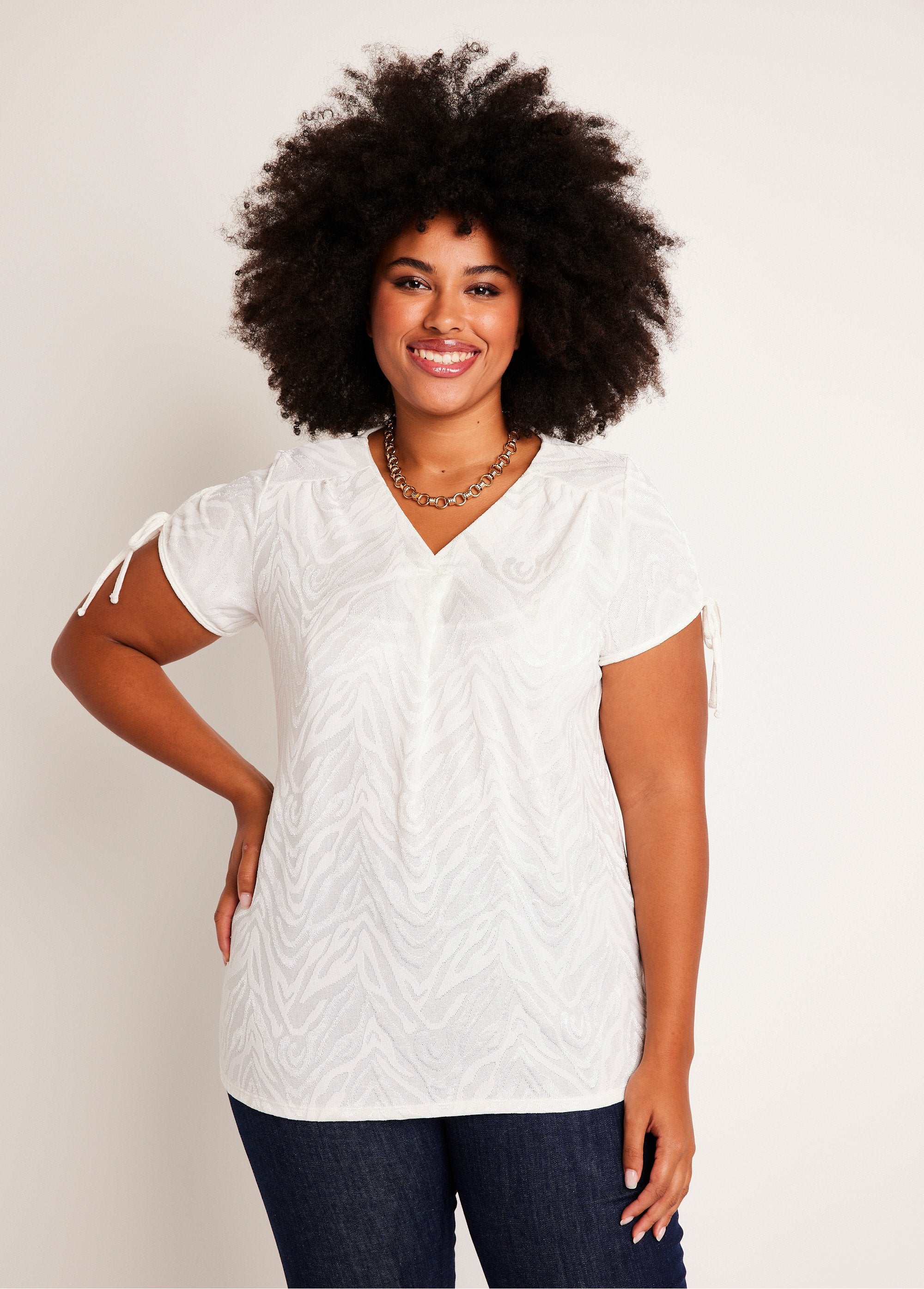 T-shirt_lunga_e_sciolta_con_scollo_a_V_Ecru_FA1_curvy