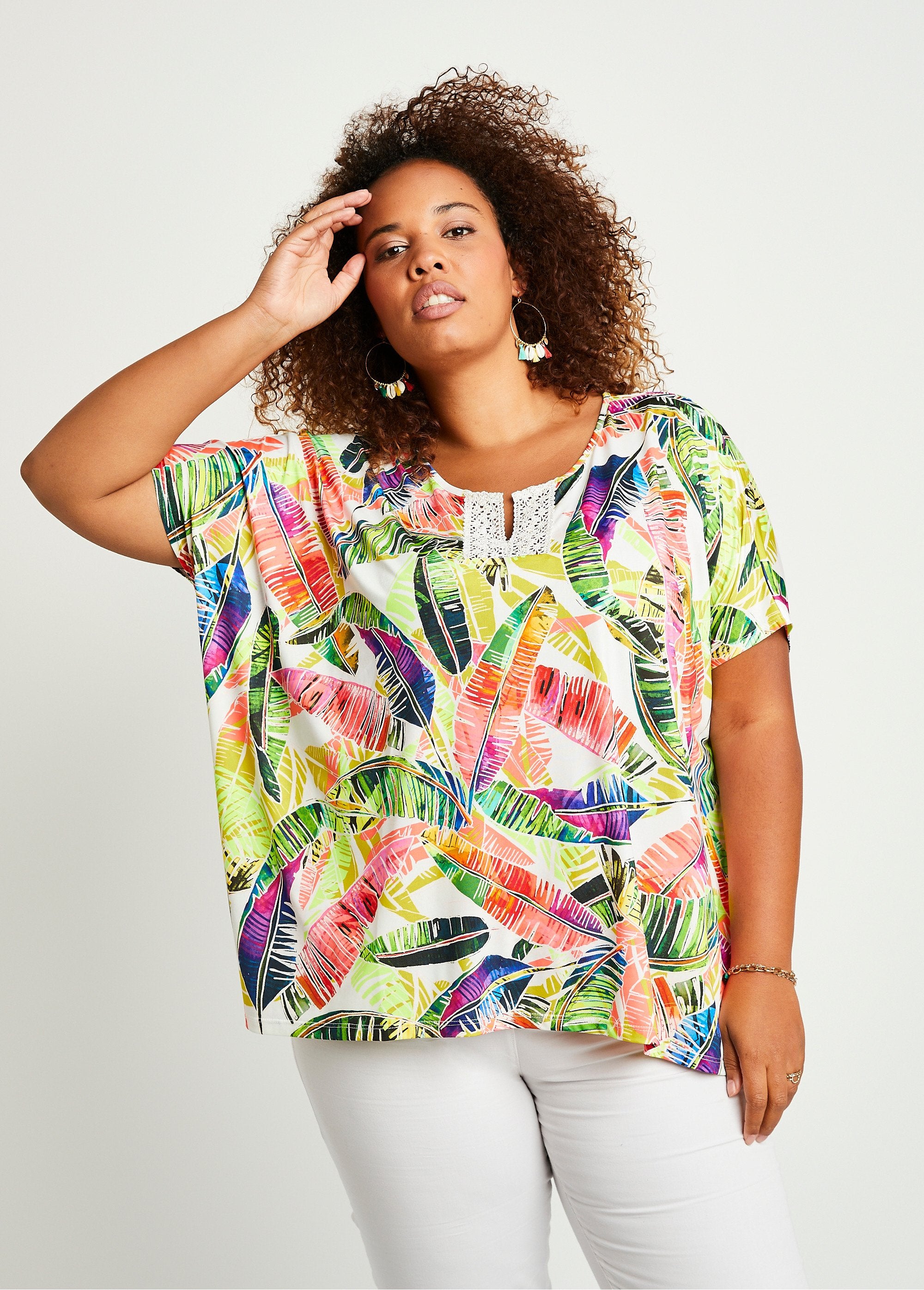 T-shirt_lunga_e_ampia_con_motivo_di_pizzo_fluorescente_Stampa_multicolore_FA1_curvy