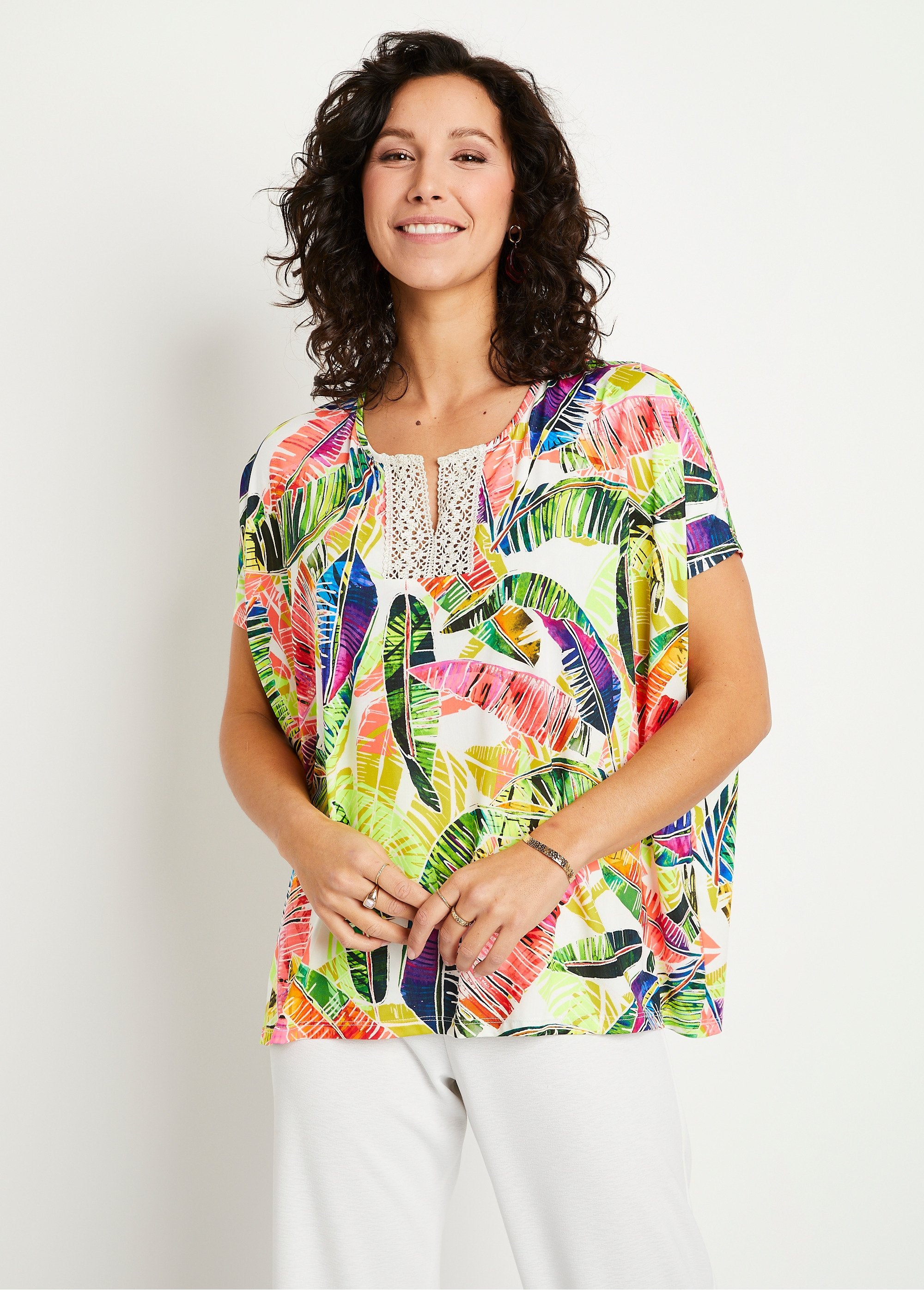 T-shirt_lunga_e_ampia_con_motivo_di_pizzo_fluorescente_Stampa_multicolore_FA1_slim