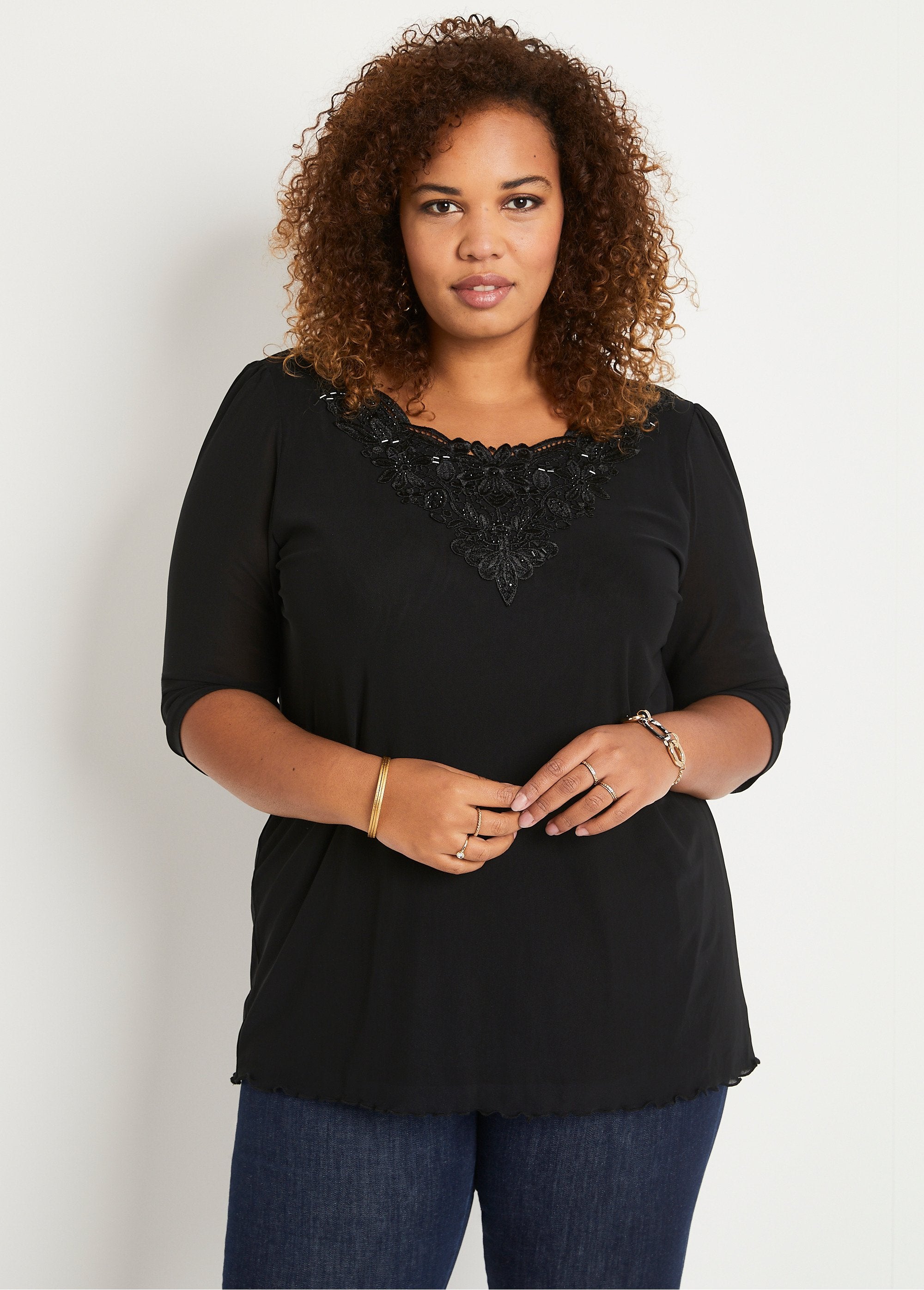 T-shirt_lunga_a_rete_ricamata_NERO_FA1_curvy