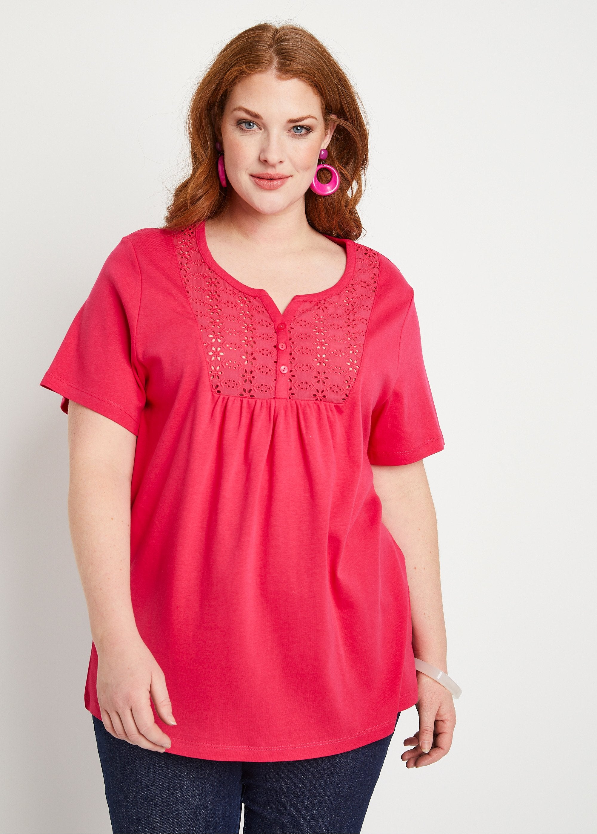 T-shirt_lunga_con_bottoni_e_ricamo_in_broderie_anglaise_Lampone_FA1_curvy