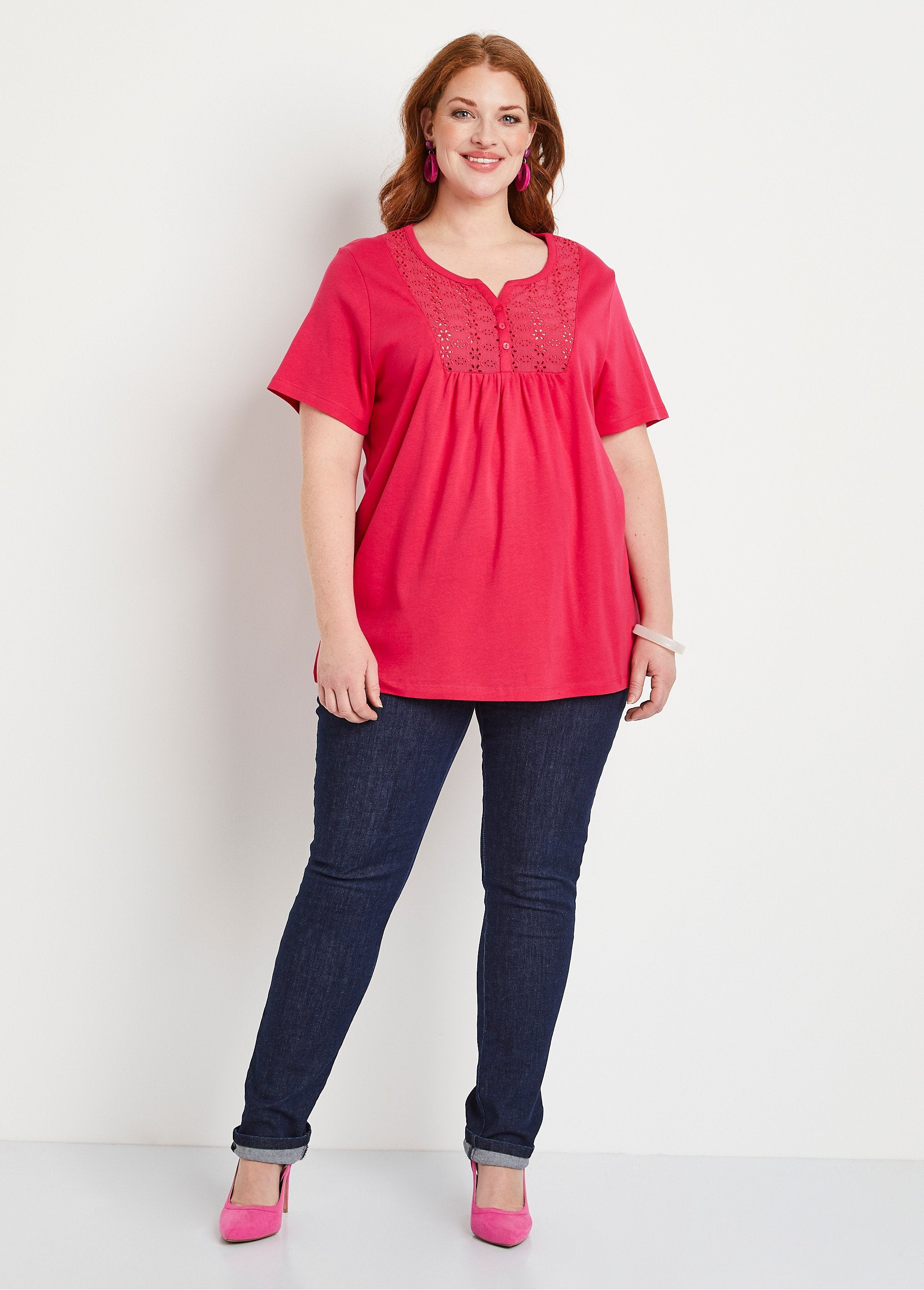 T-shirt_lunga_con_bottoni_e_ricamo_in_broderie_anglaise_Lampone_SF1_curvy