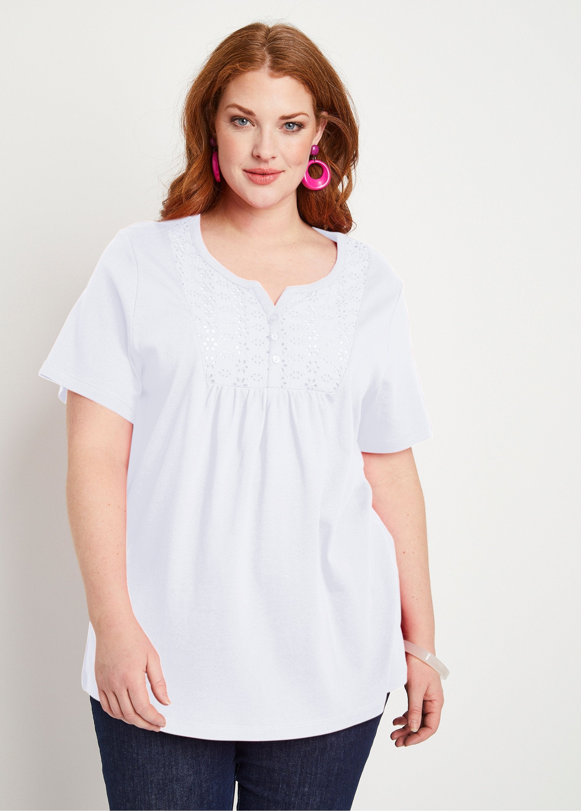 T-shirt_lunga_con_bottoni_e_ricamo_in_broderie_anglaise_BIANCO_FA1_curvy