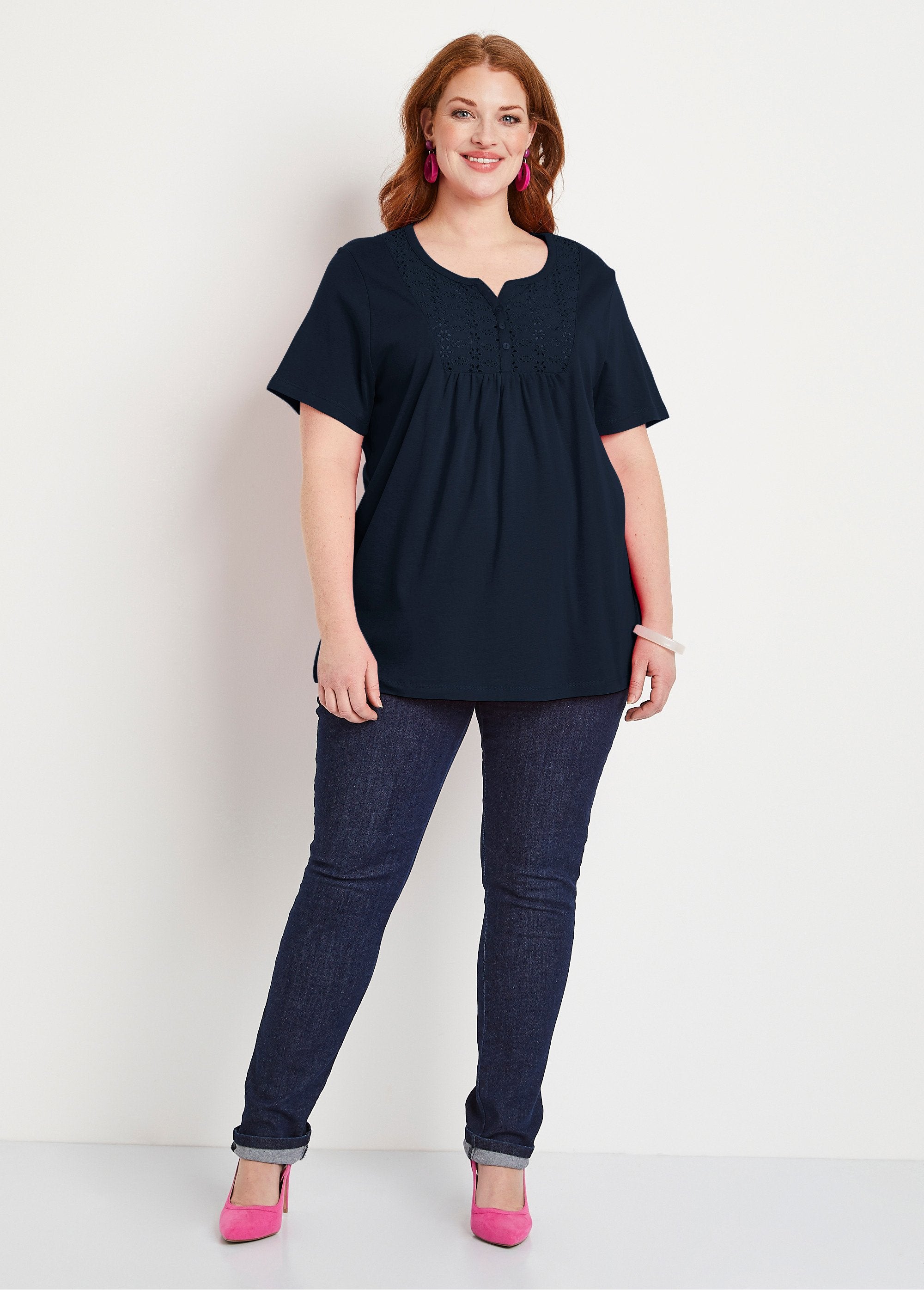 T-shirt_lunga_con_bottoni_e_ricamo_in_broderie_anglaise_Marino_SF1_curvy