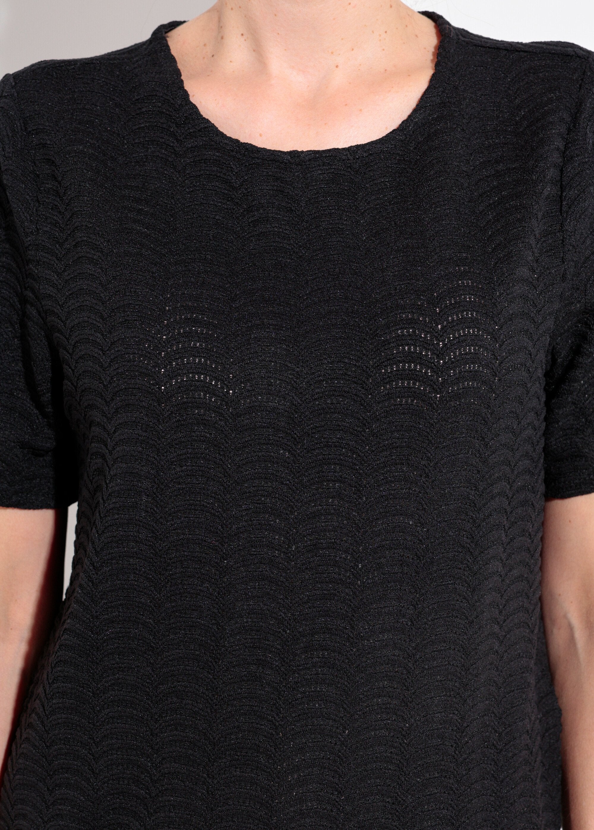 T-shirt_lavorata_a_maglia_con_motivo_a_squame_Noir_DE1_slim