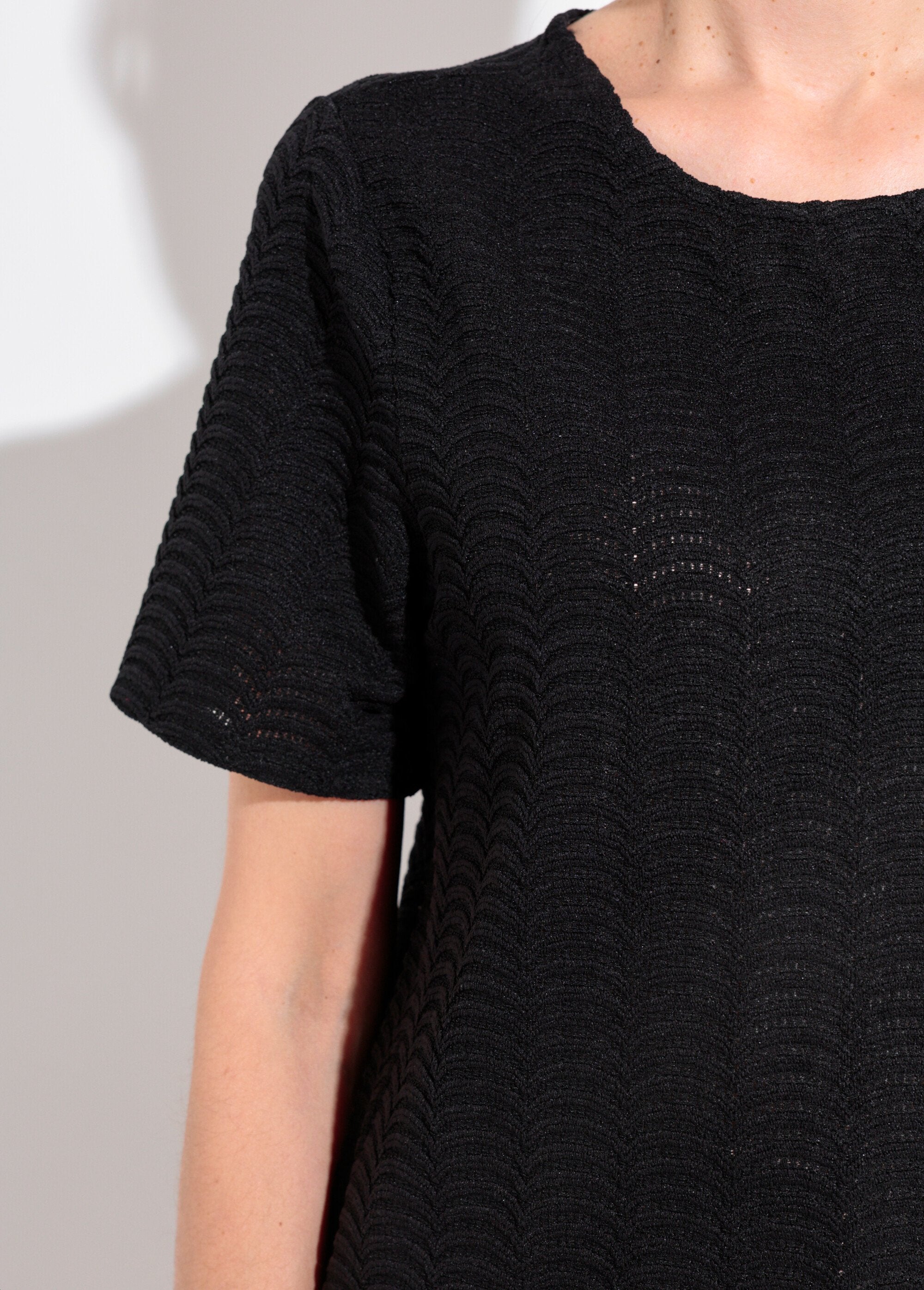 T-shirt_lavorata_a_maglia_con_motivo_a_squame_Noir_DE2_slim
