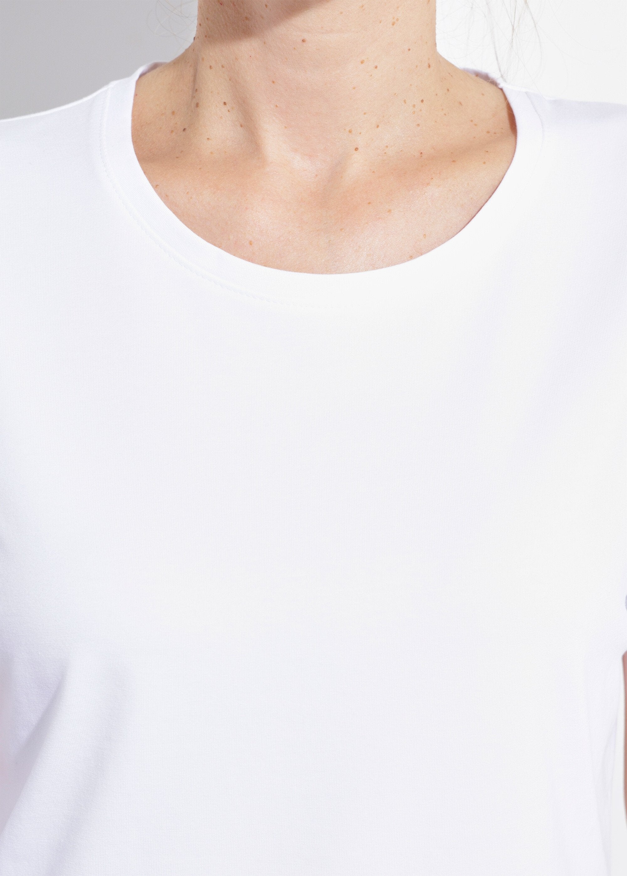T-shirt_a_maniche_corte_in_cotone_stretch_ricamato_Blanc_DE1_slim