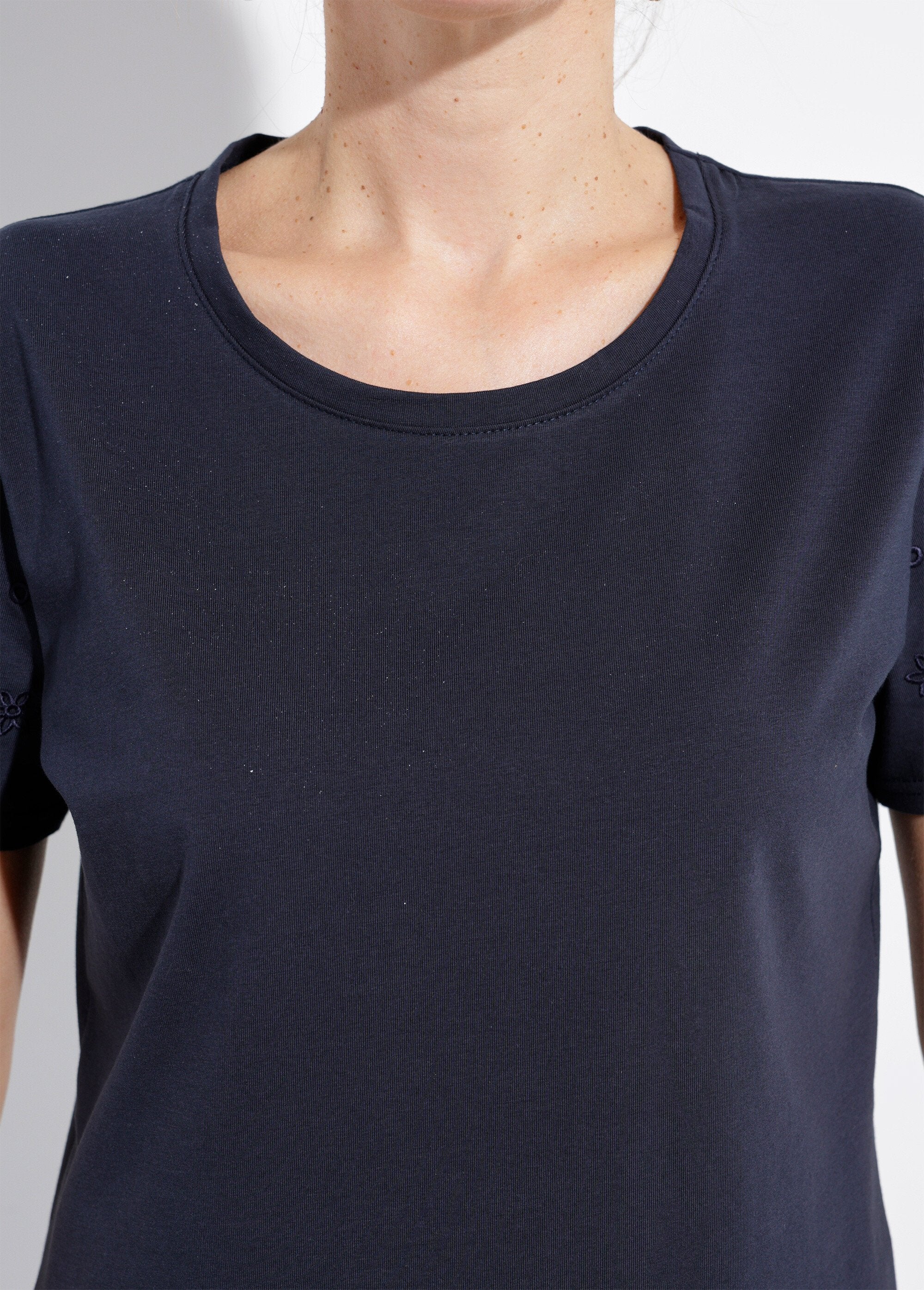 T-shirt_a_maniche_corte_in_cotone_stretch_ricamato_Marine_DE1_slim